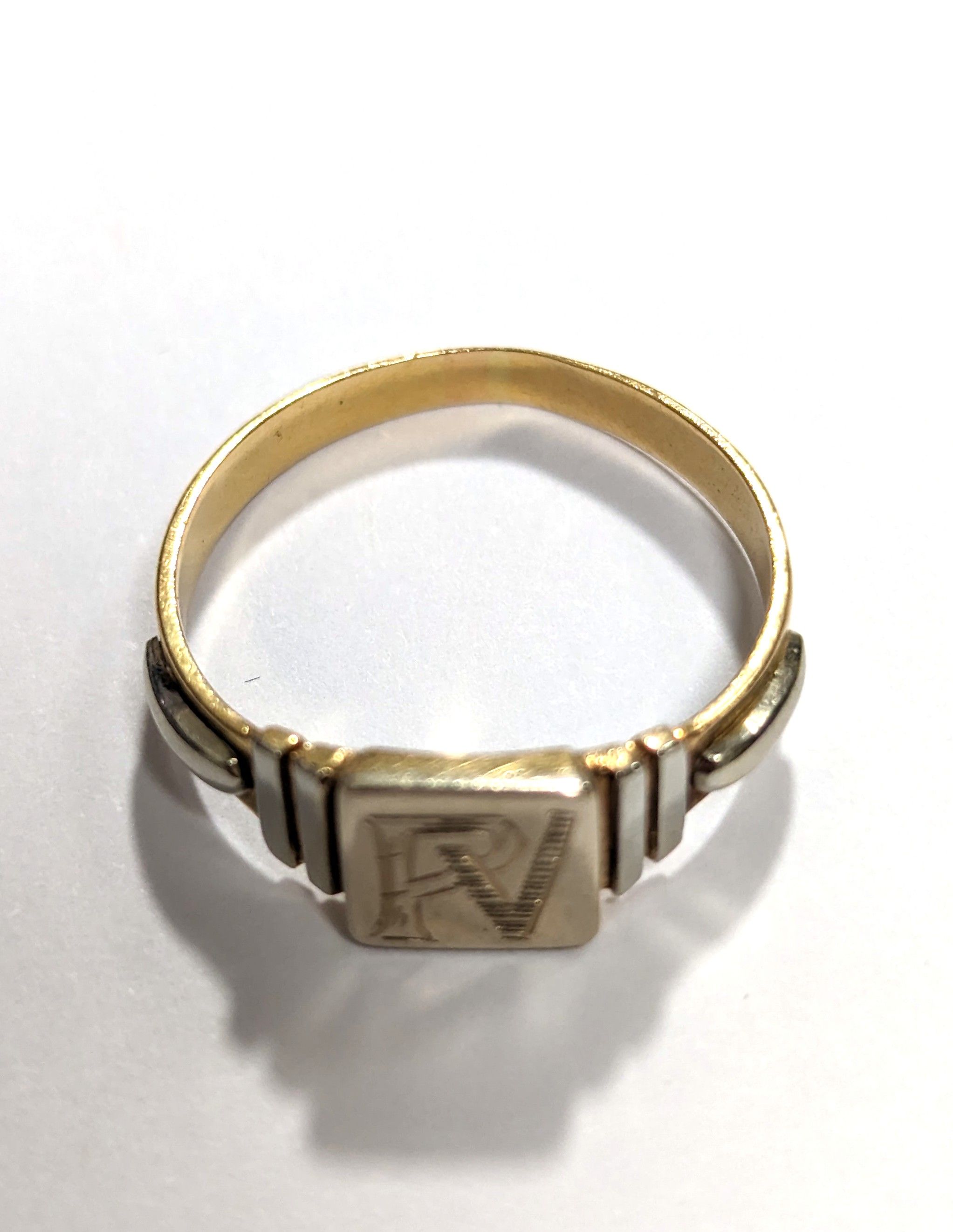 CHEVALIERE en or jaune et gris (750) monogrammée...