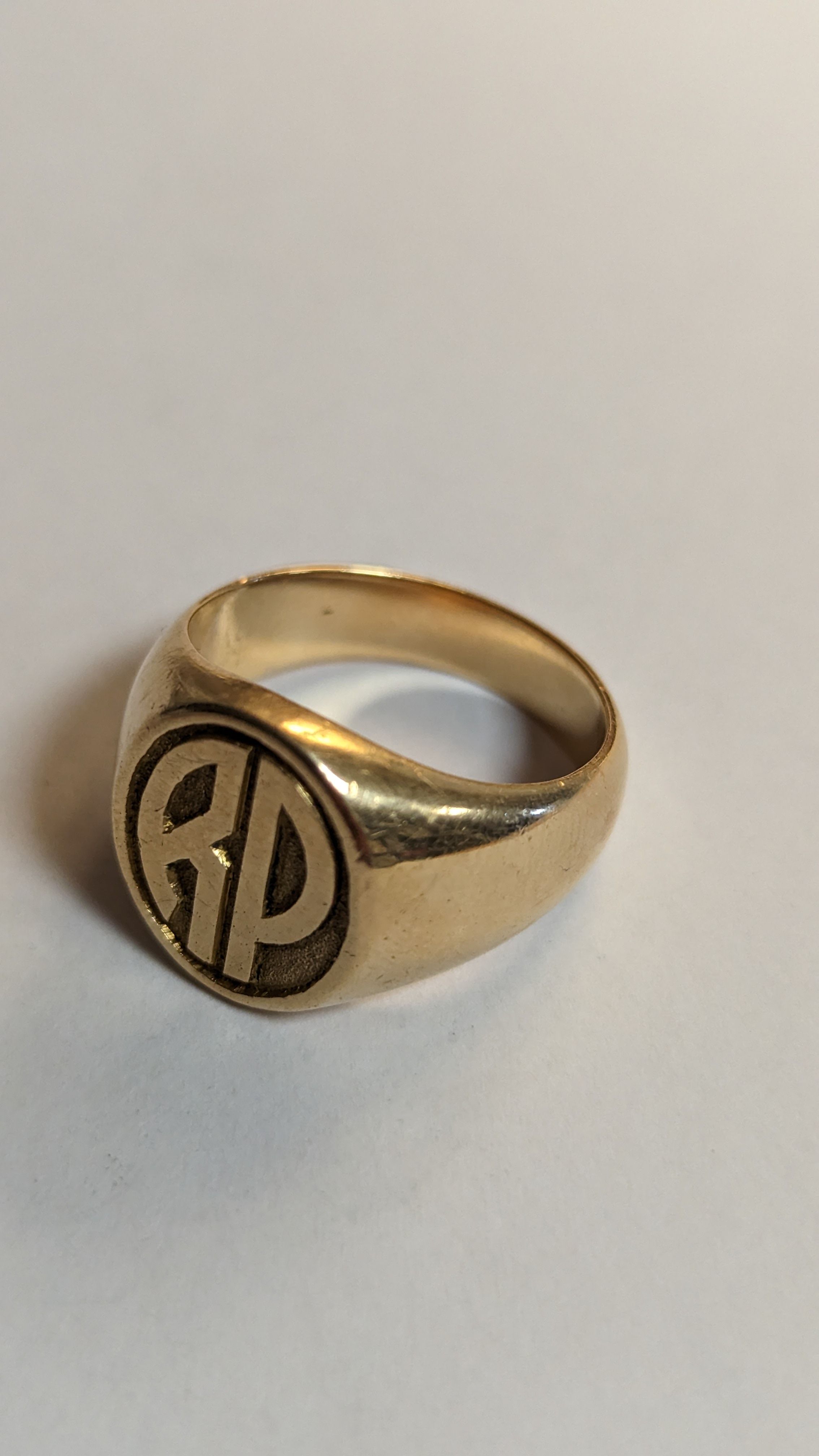 CHEVALIERE POUR HOMME en or jaune (750) monogrammée...