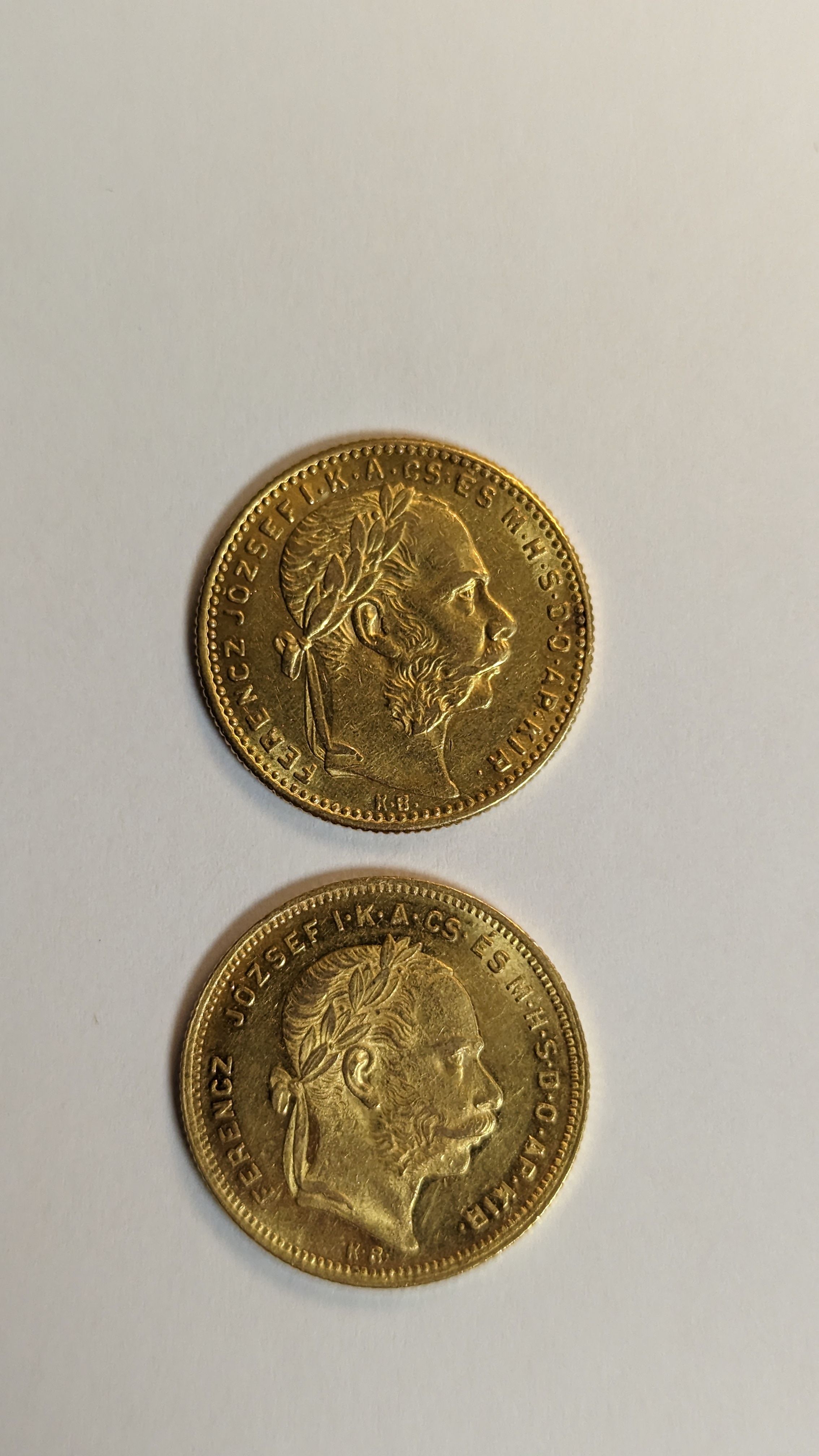 2 PIECES DE 20 FRANCS / 8 FORINT en or. Graveur...