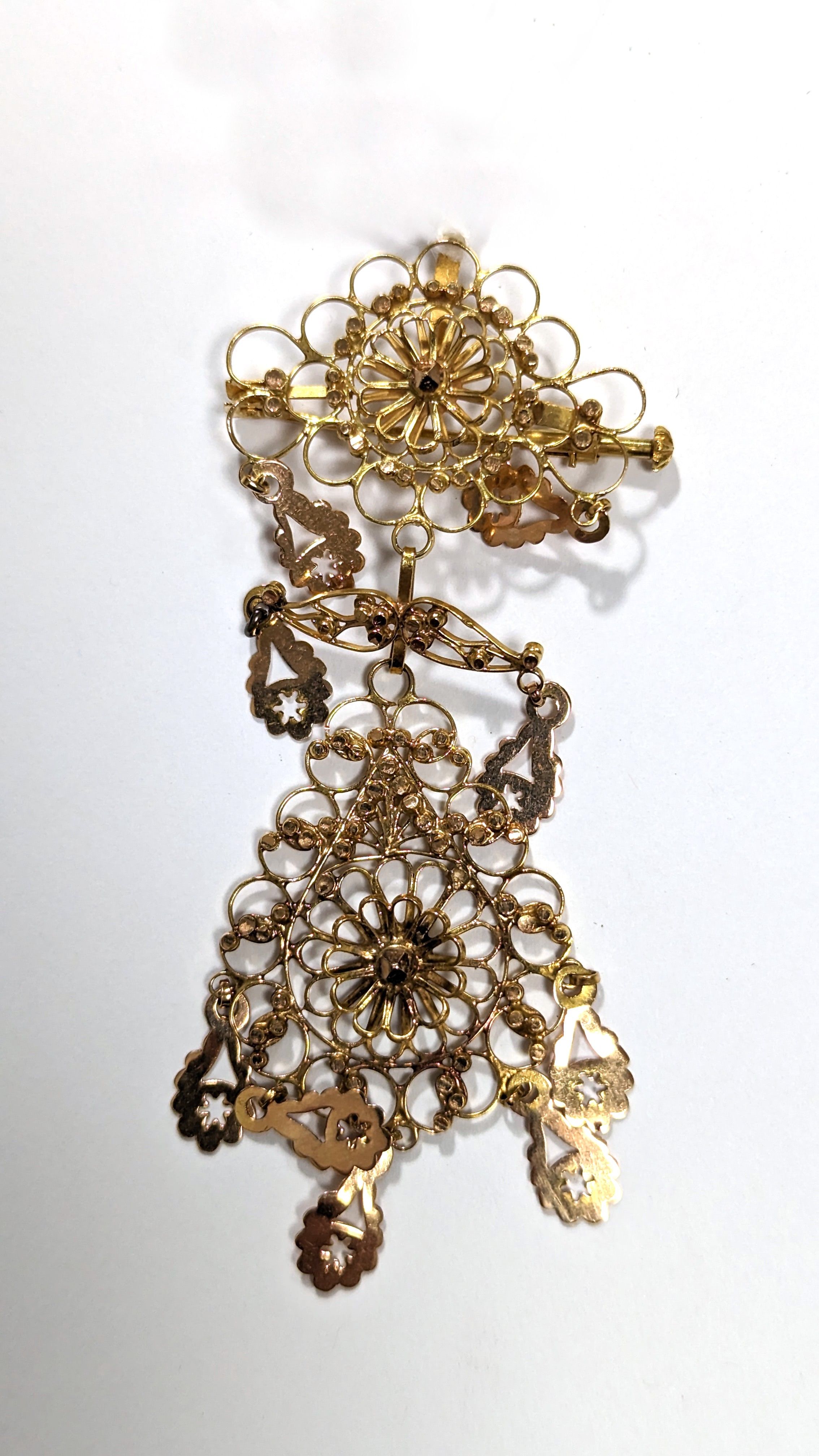 BROCHE formant pendentif à pendant à pampille...