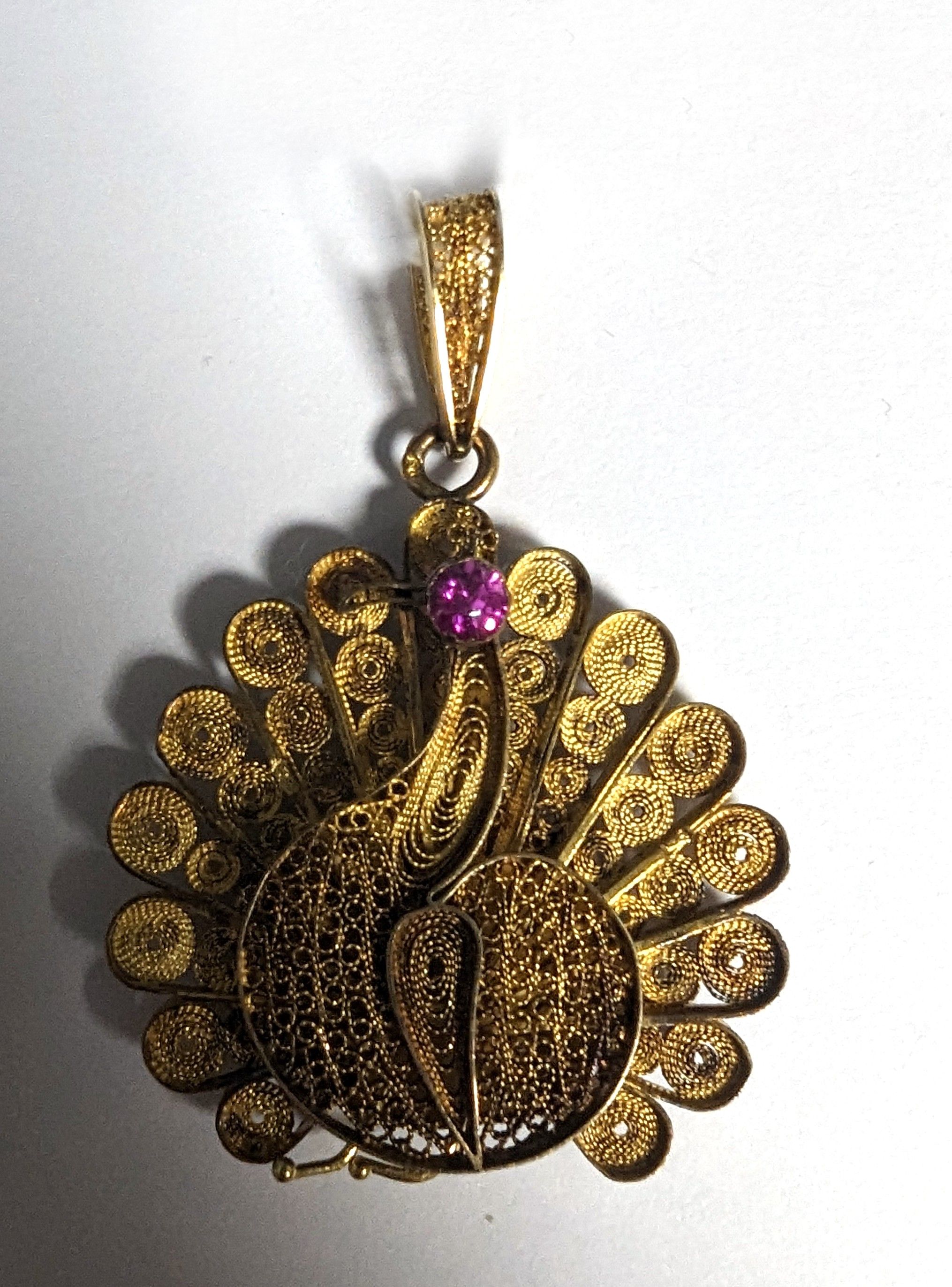 PENDENTIF représentant un paon déployé en...