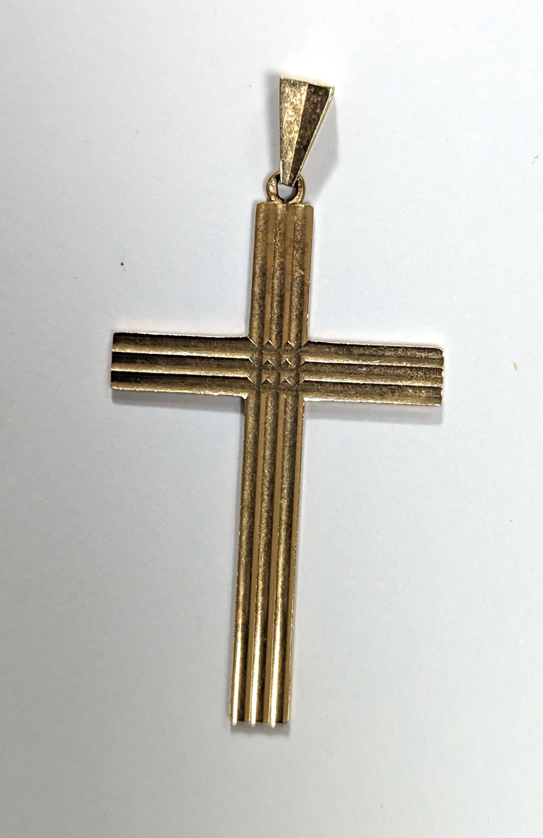 PENDENTIF CROIX en or jaune (750) strié.