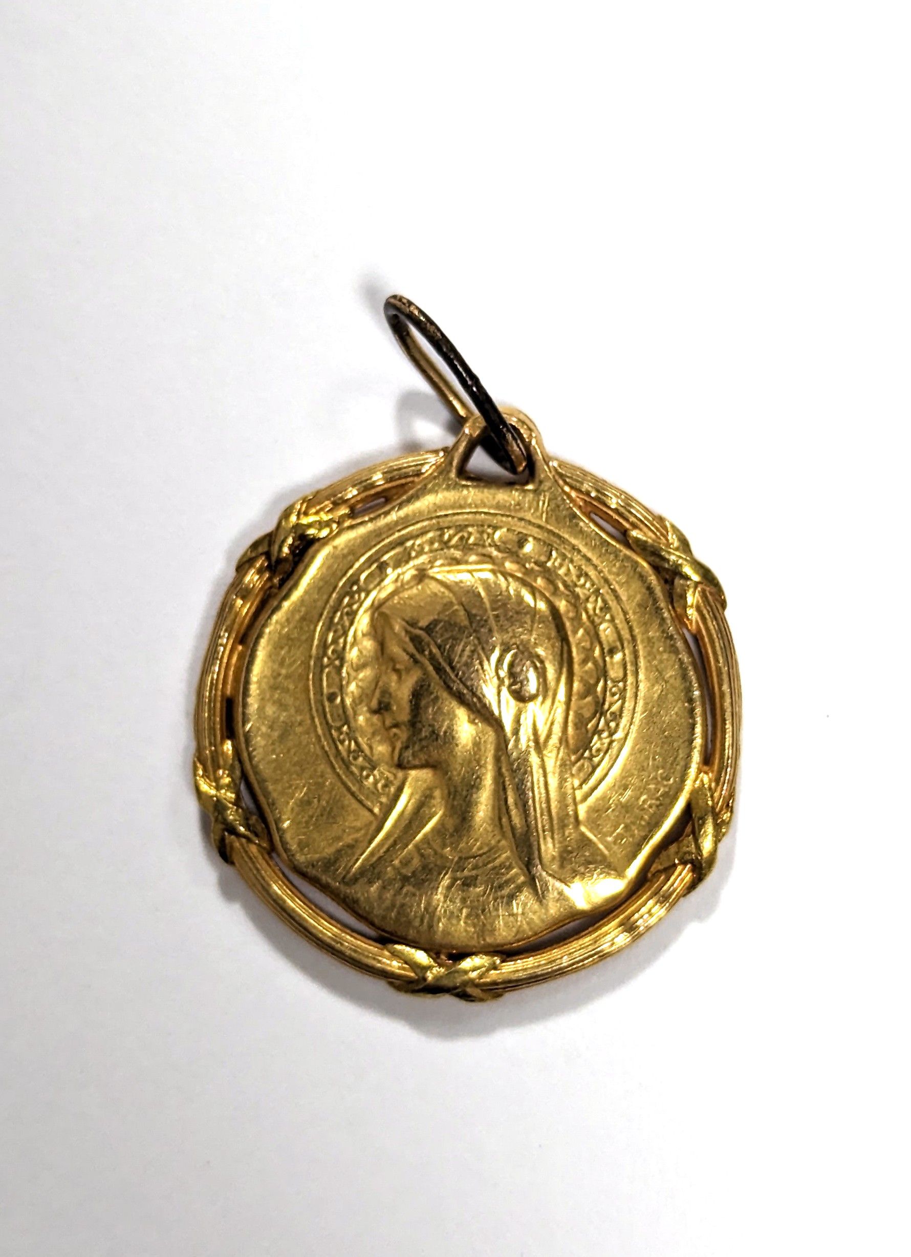 MÉDAILLE ronde en or jaune (750) représentant...