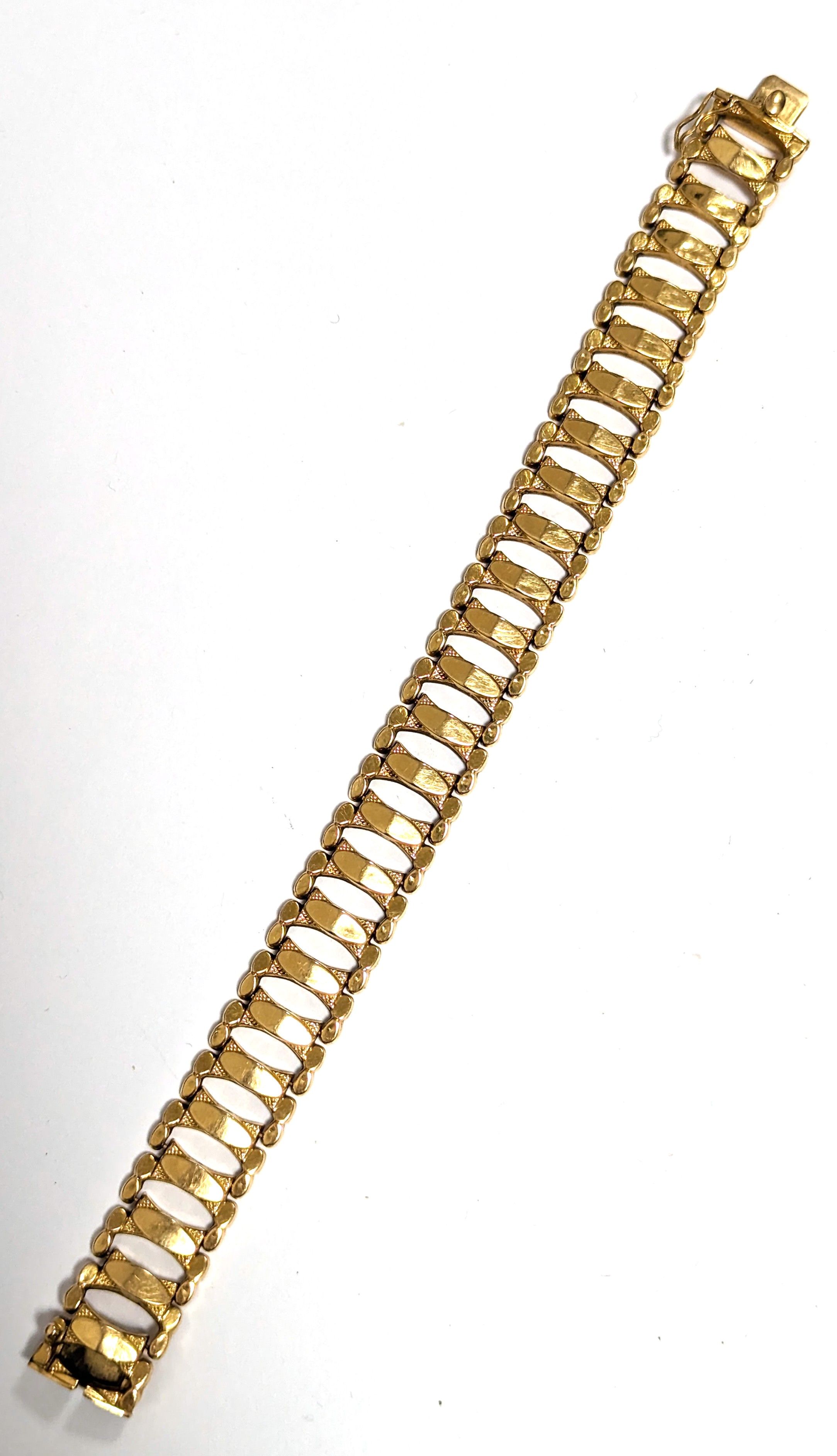 BRACELET en or (750) à maillons en X.