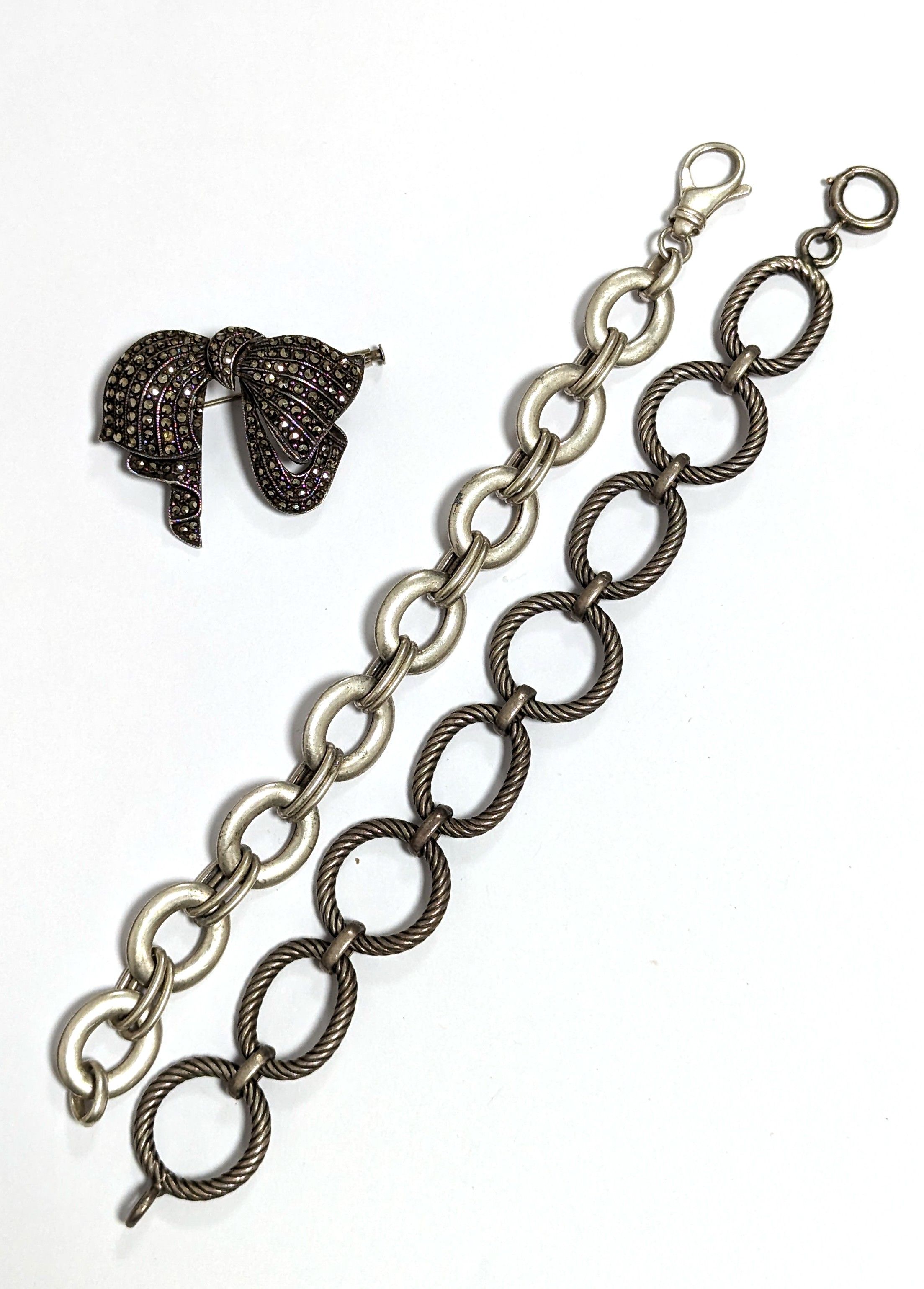 DEUX BRACELETS en argent (925) à maillons...