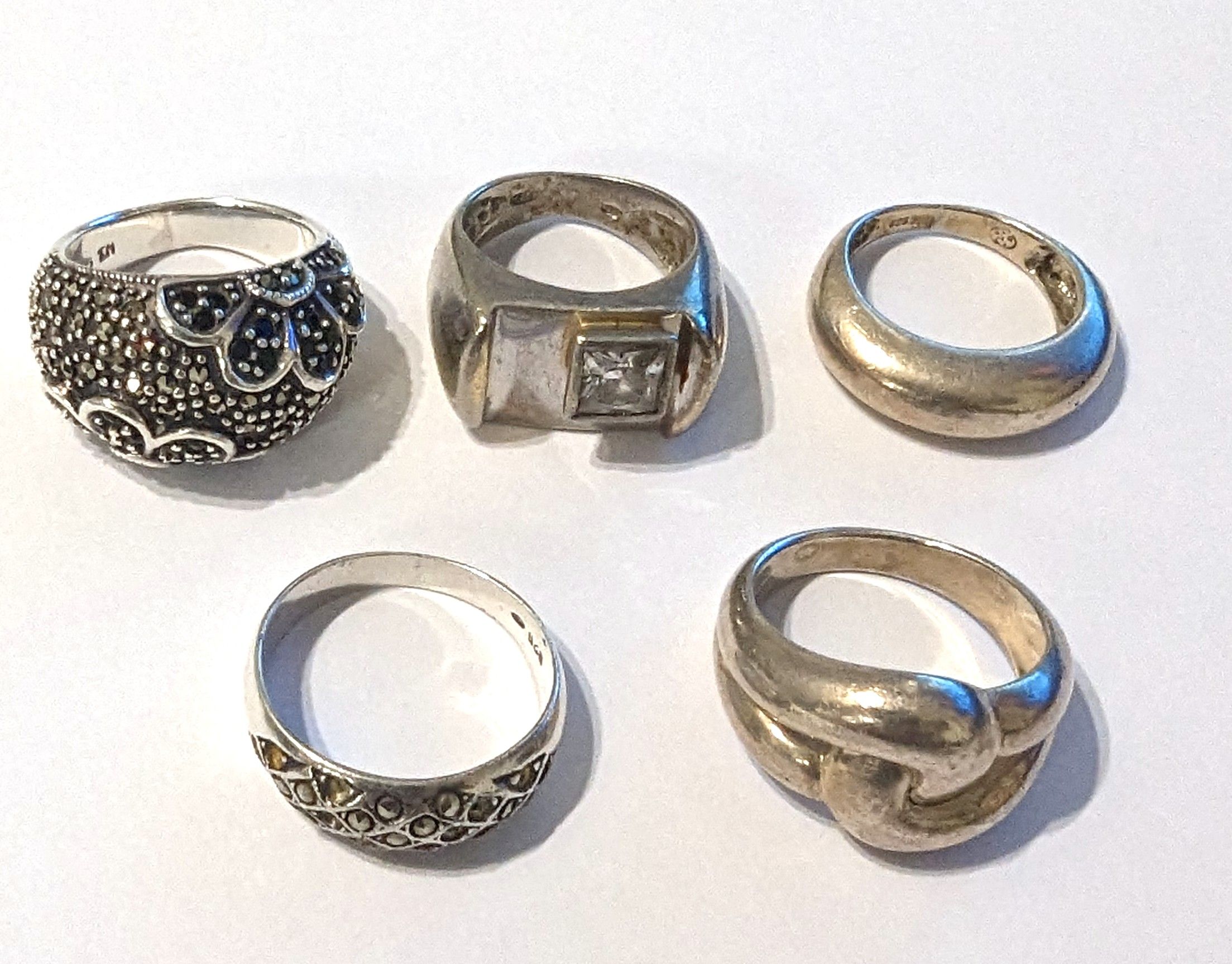 CINQ BAGUES jonc en argent (925) dont une...