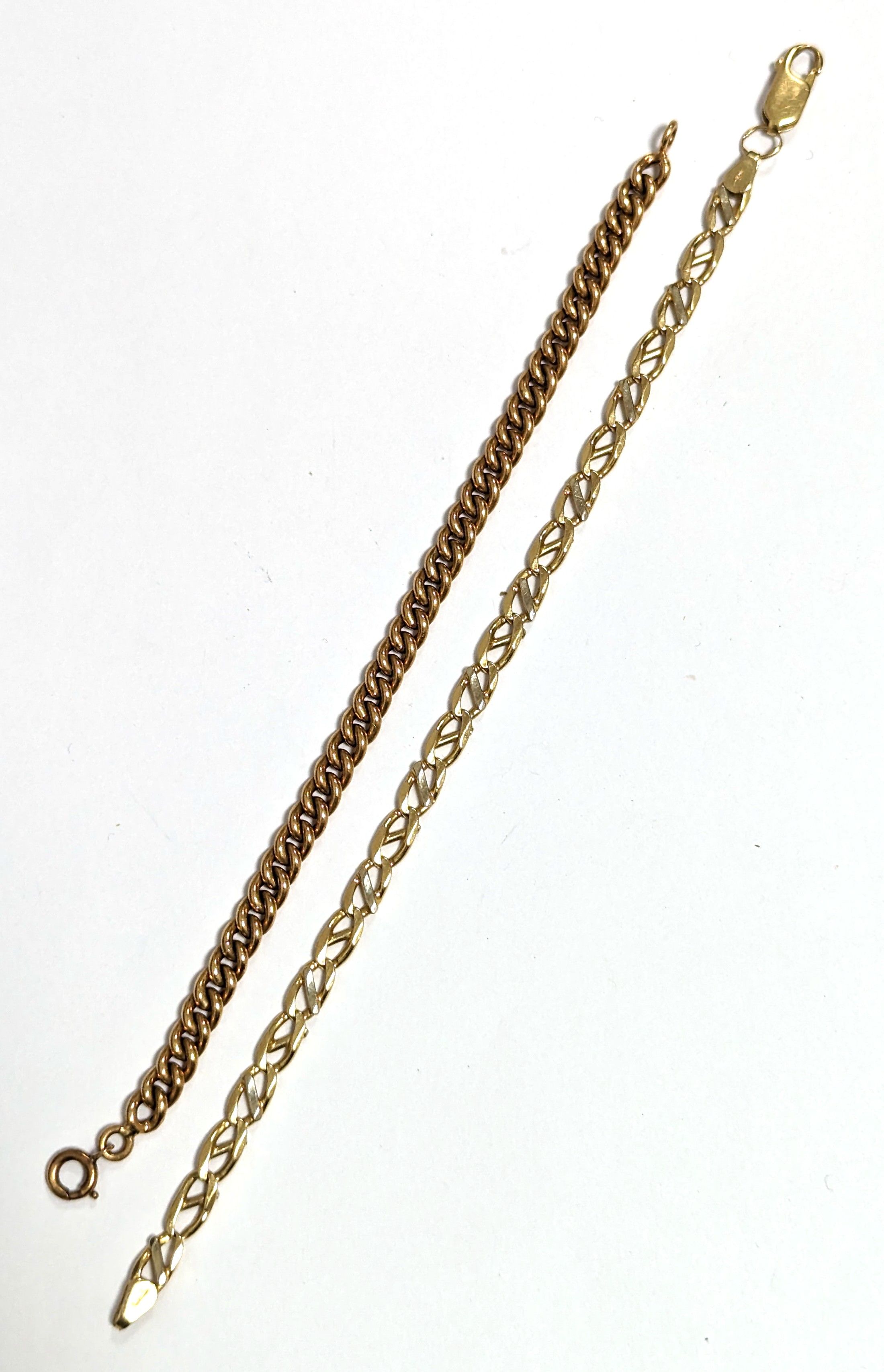 DEUX BRACELETS GOURMETTES en or (750).