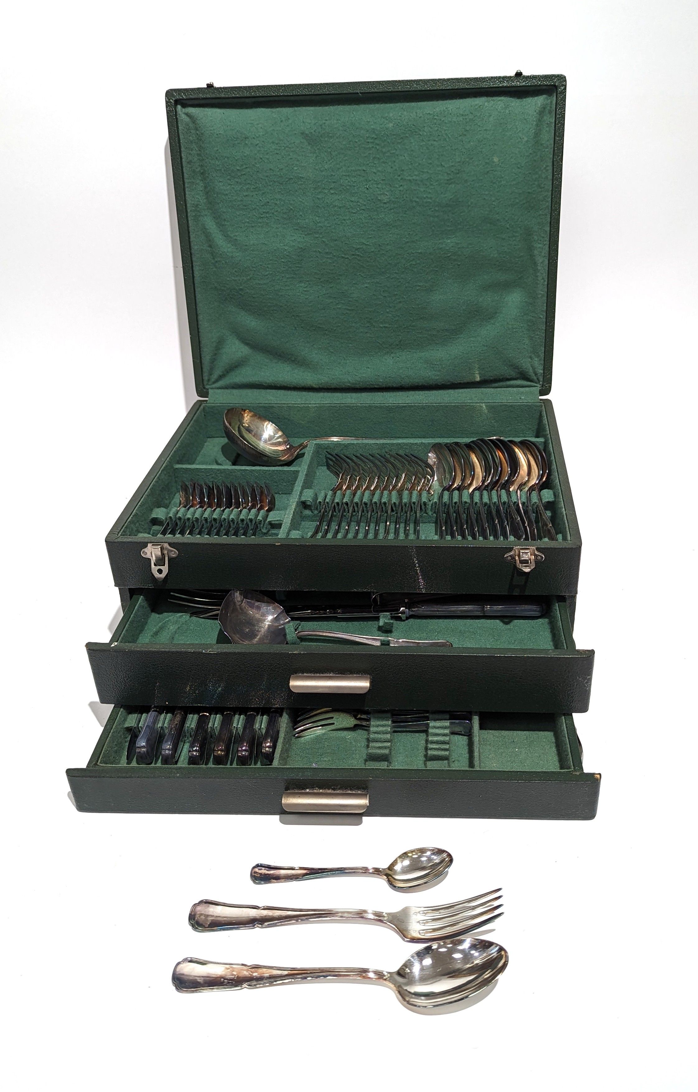 PARTIE DE MÉNAGÈRE en métal argenté et inox...
