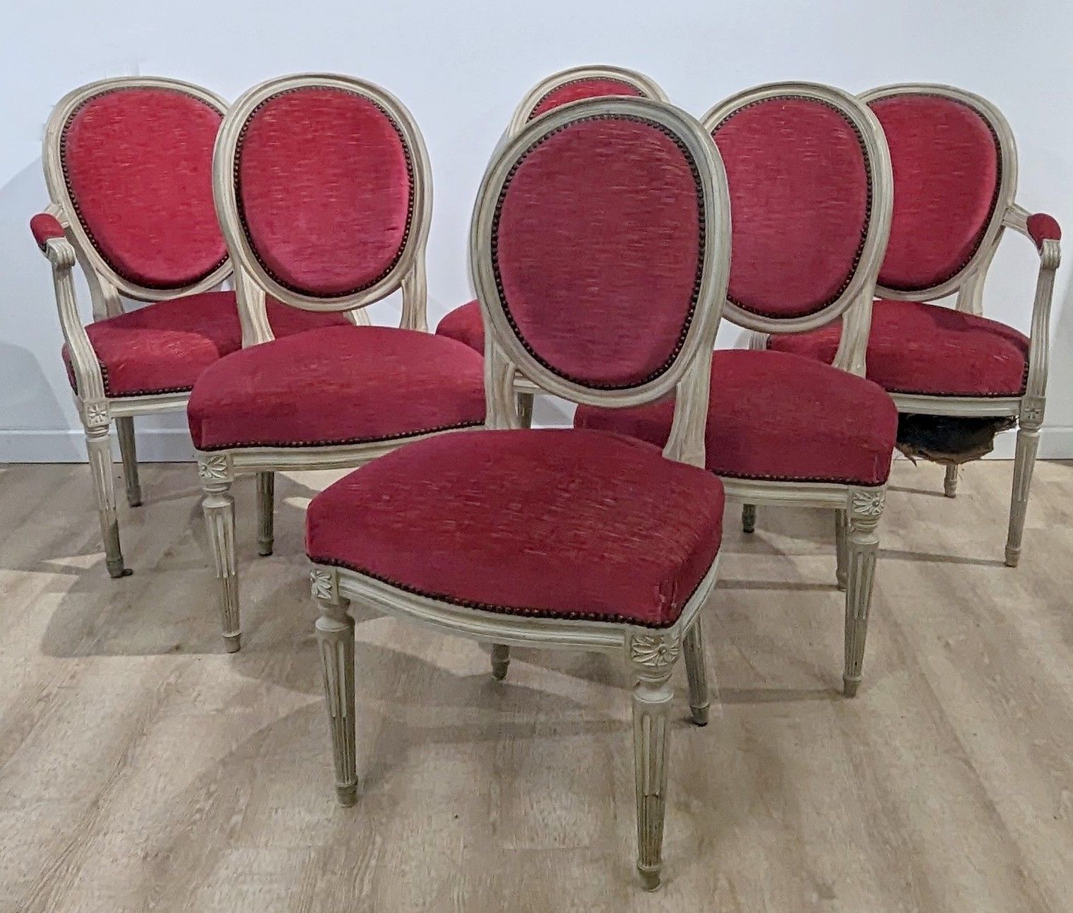 SUITE DE QUATRE CHAISES ET DEUX FAUTEUILS...