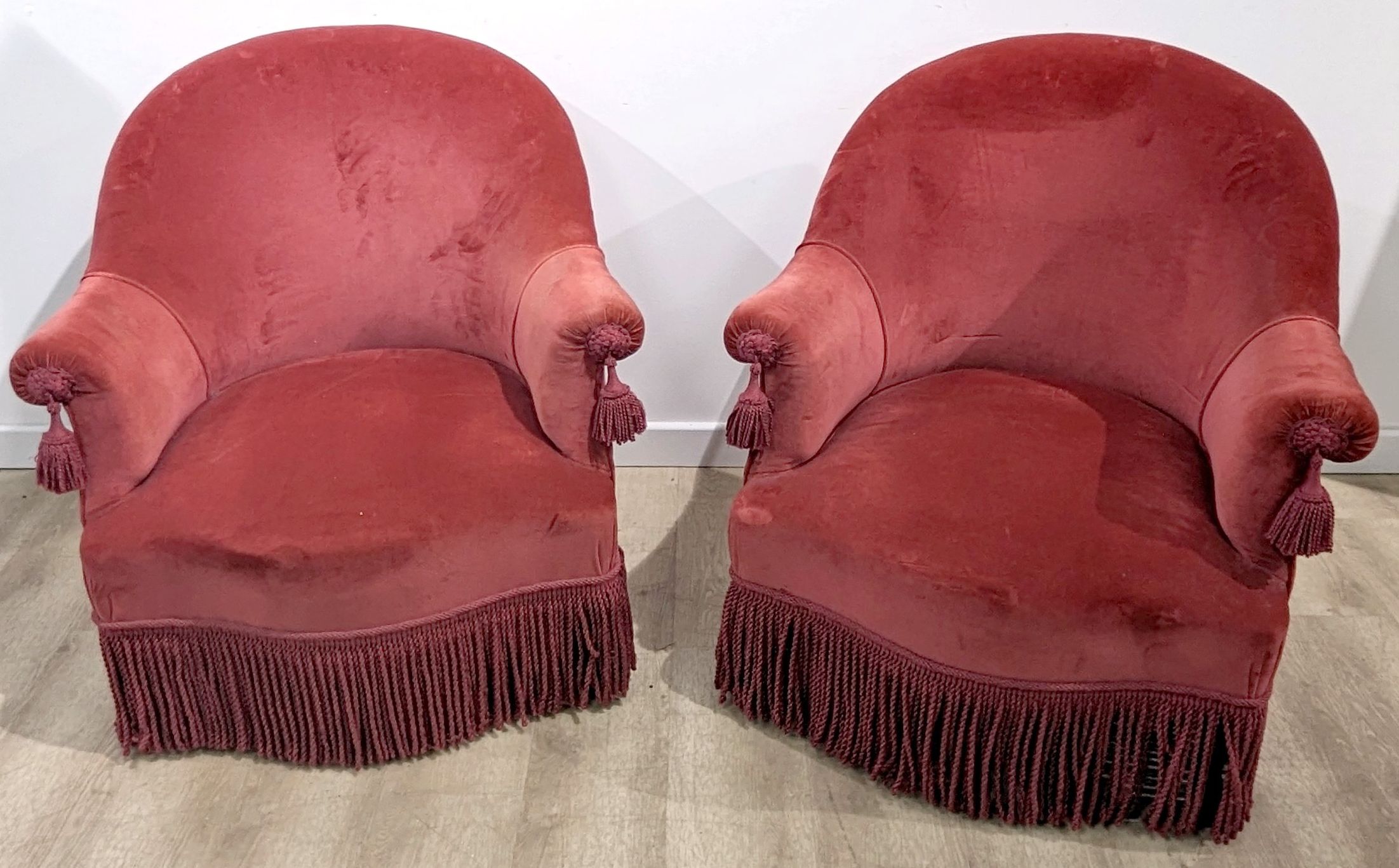 PAIRE DE FAUTEUILS CRAPAUDS à dossier arrondi...