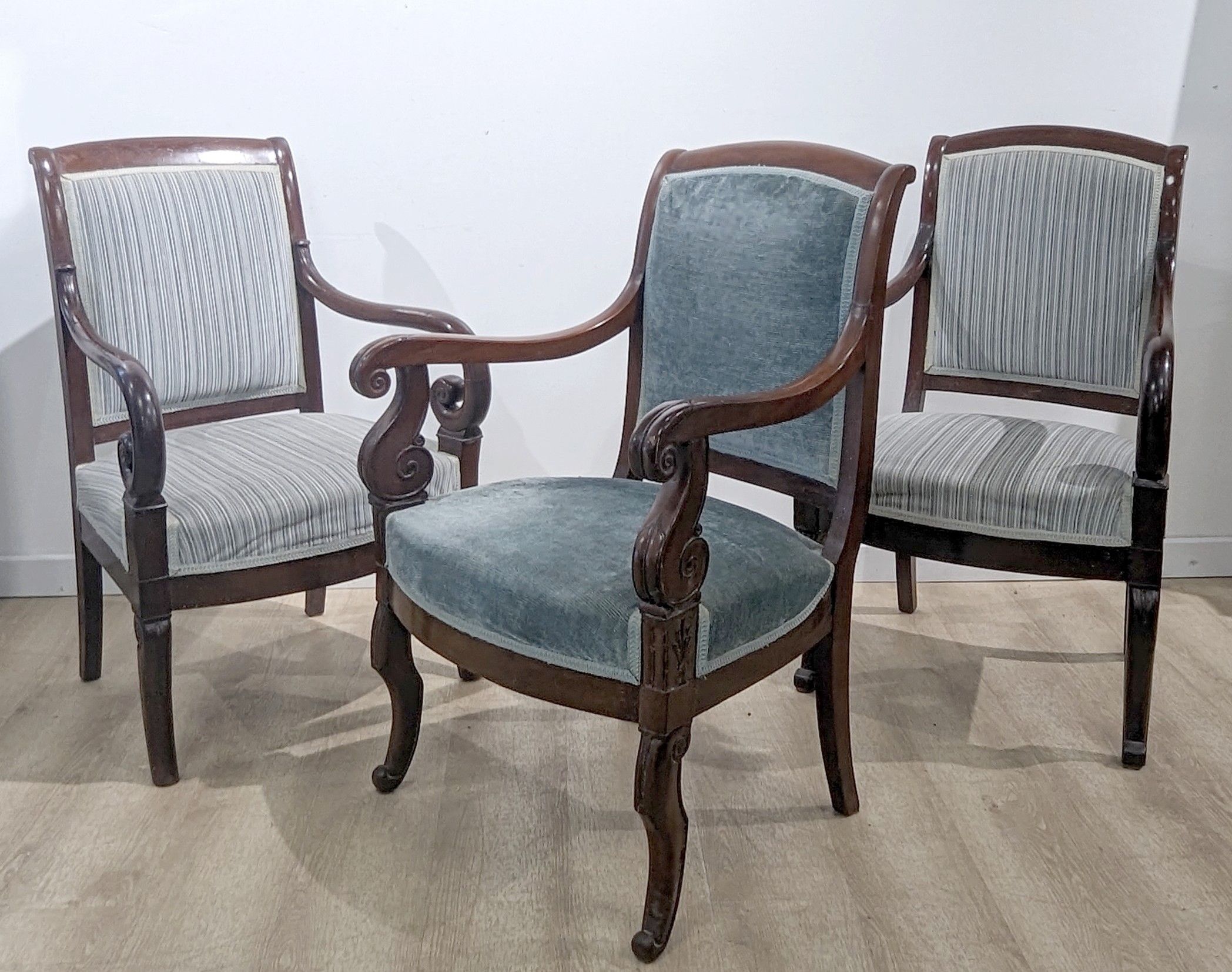 SUITE DE TROIS FAUTEUILS dont deux formant...