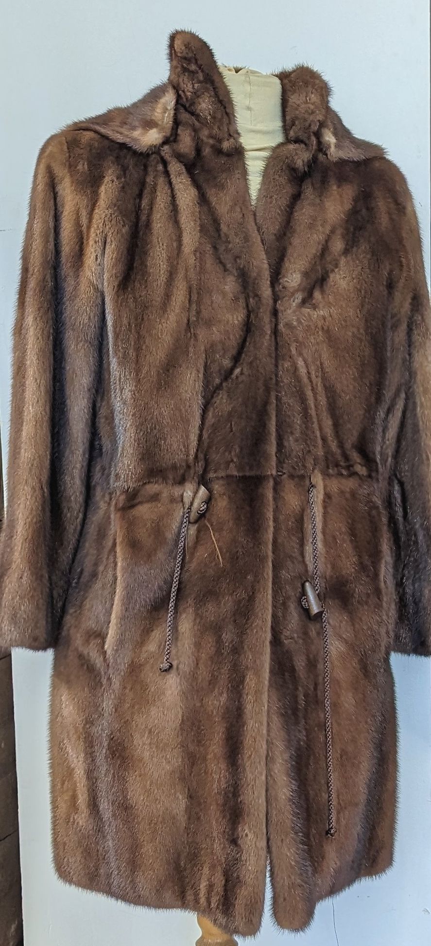MANTEAU en vison brun à manches longues portant...