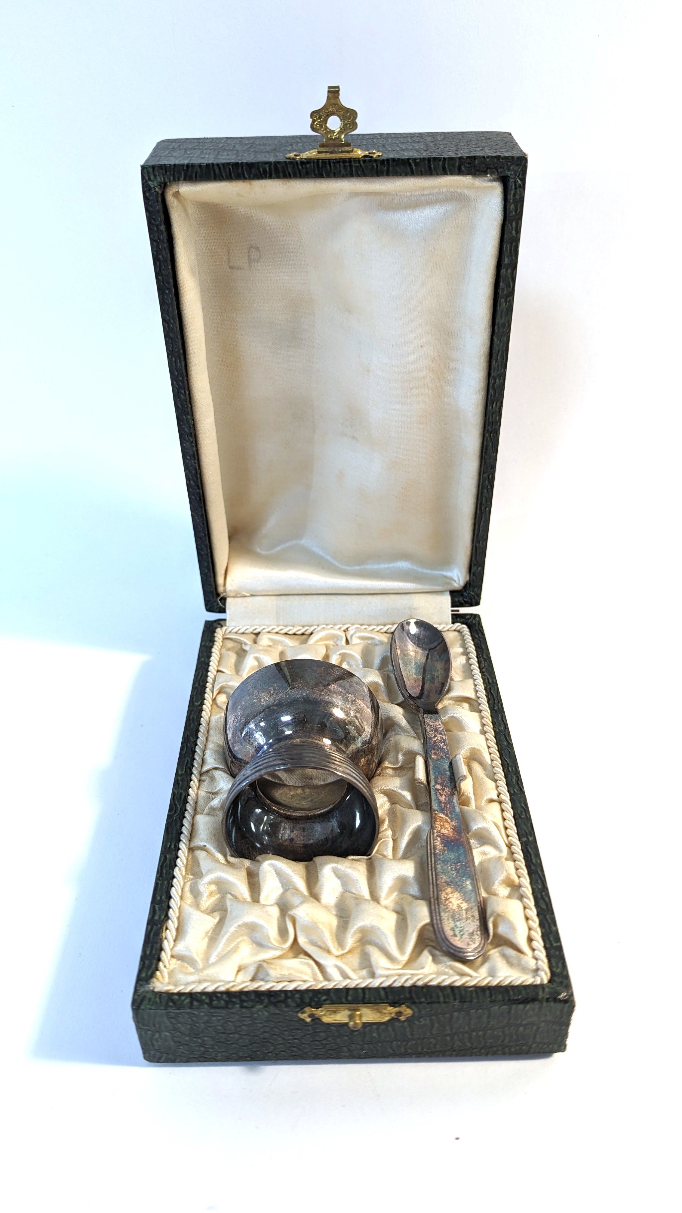 COQUETIER et sa CUILLÈRE en métal argent...