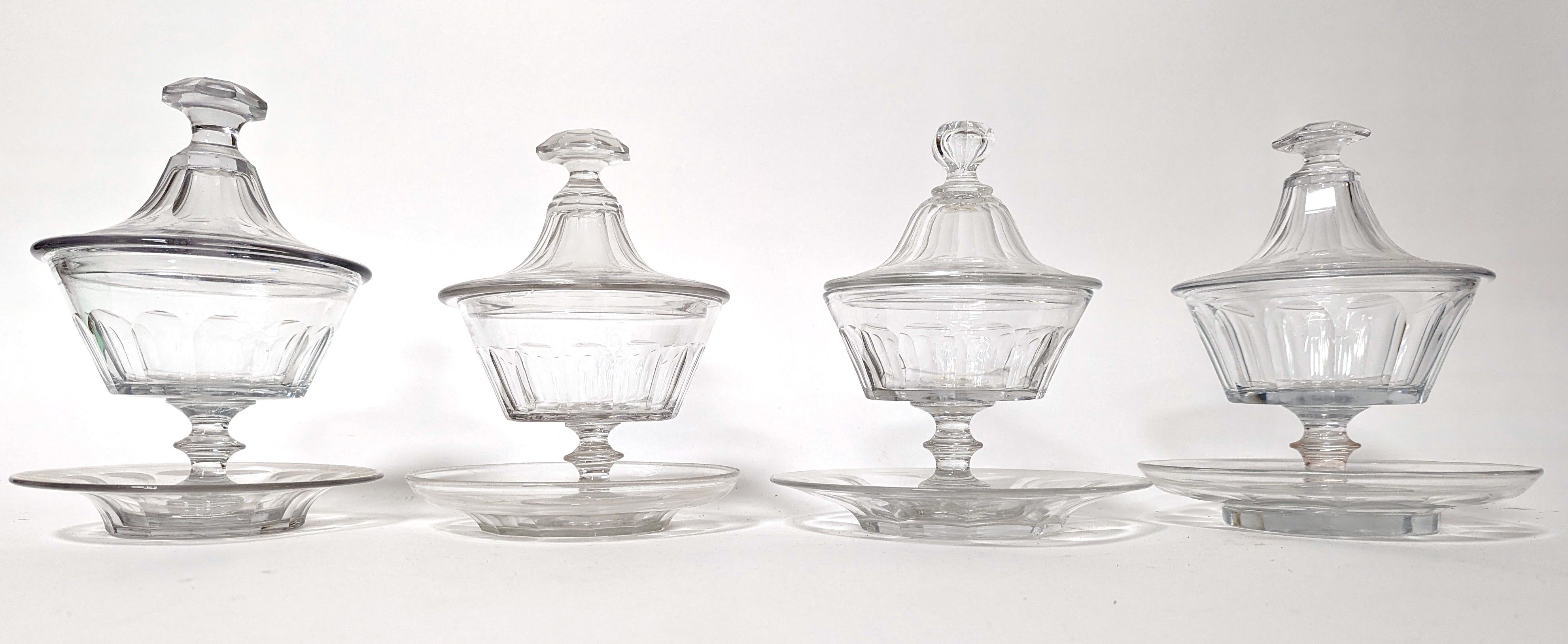 QUATRE DRAGEOIRS en cristal tallé à pans...