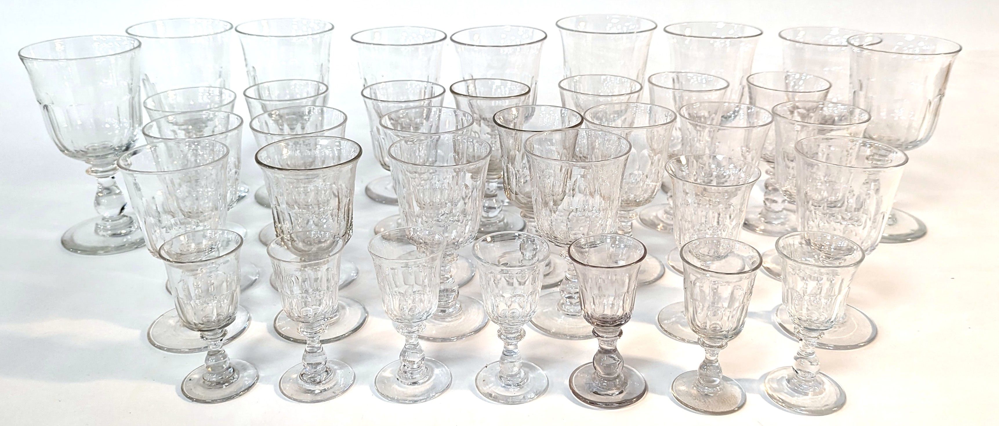 PARTIE DE SERVICE DE VERRES en cristal taillé...