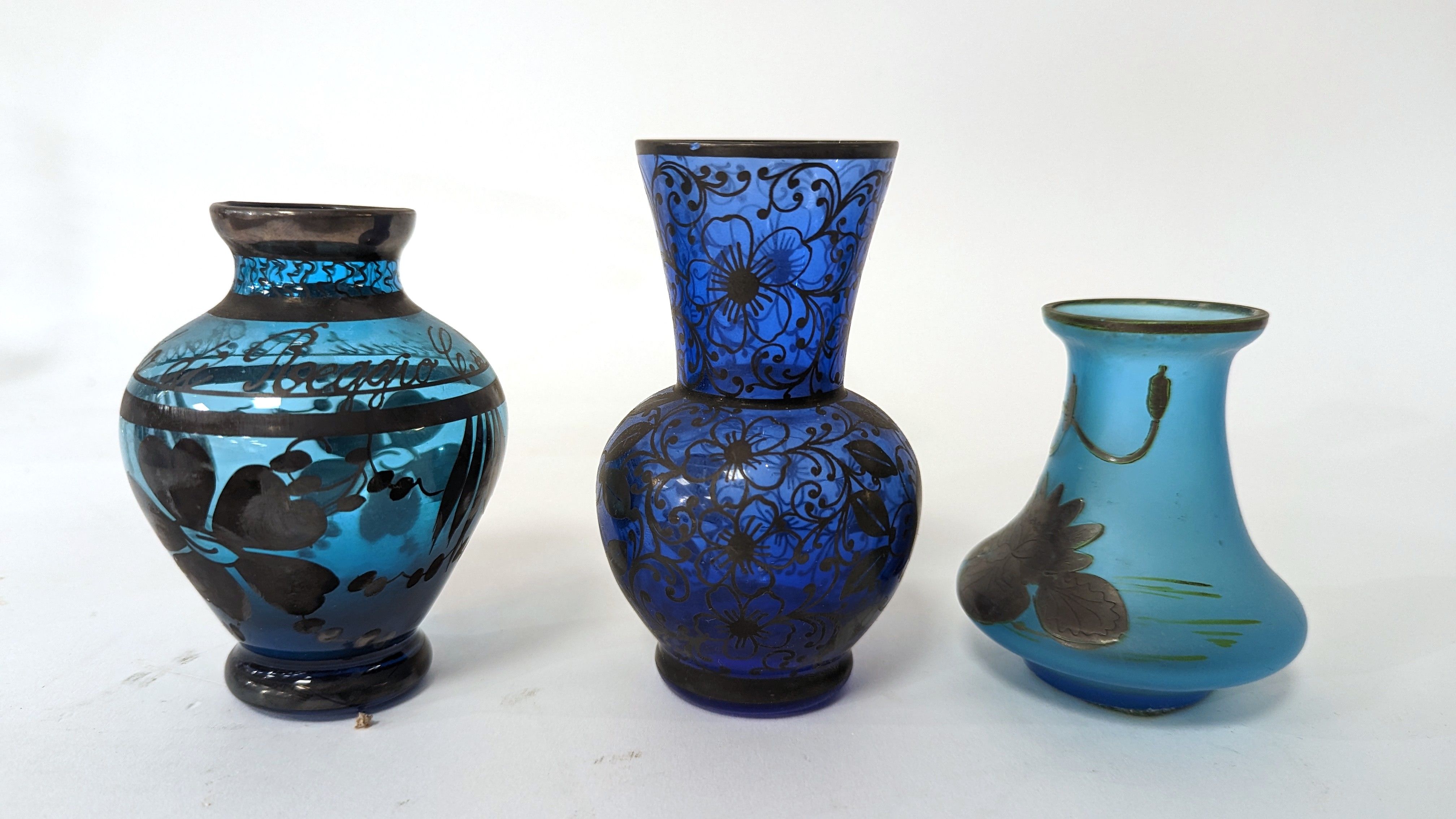 TROIS PETITS VASES en verre bleu gravé à...