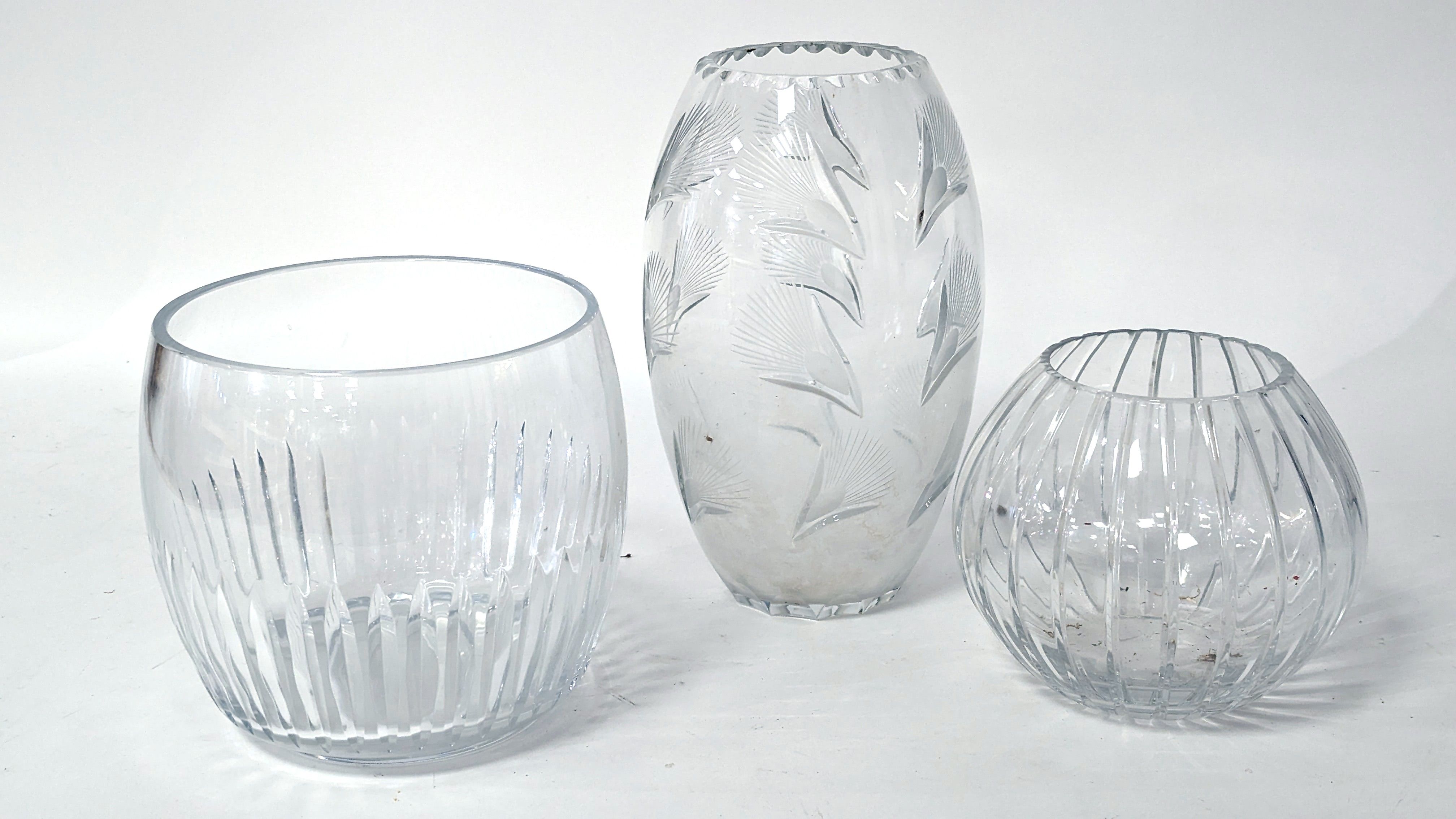 DEUX VASES boules en cristal taillé à pointes...