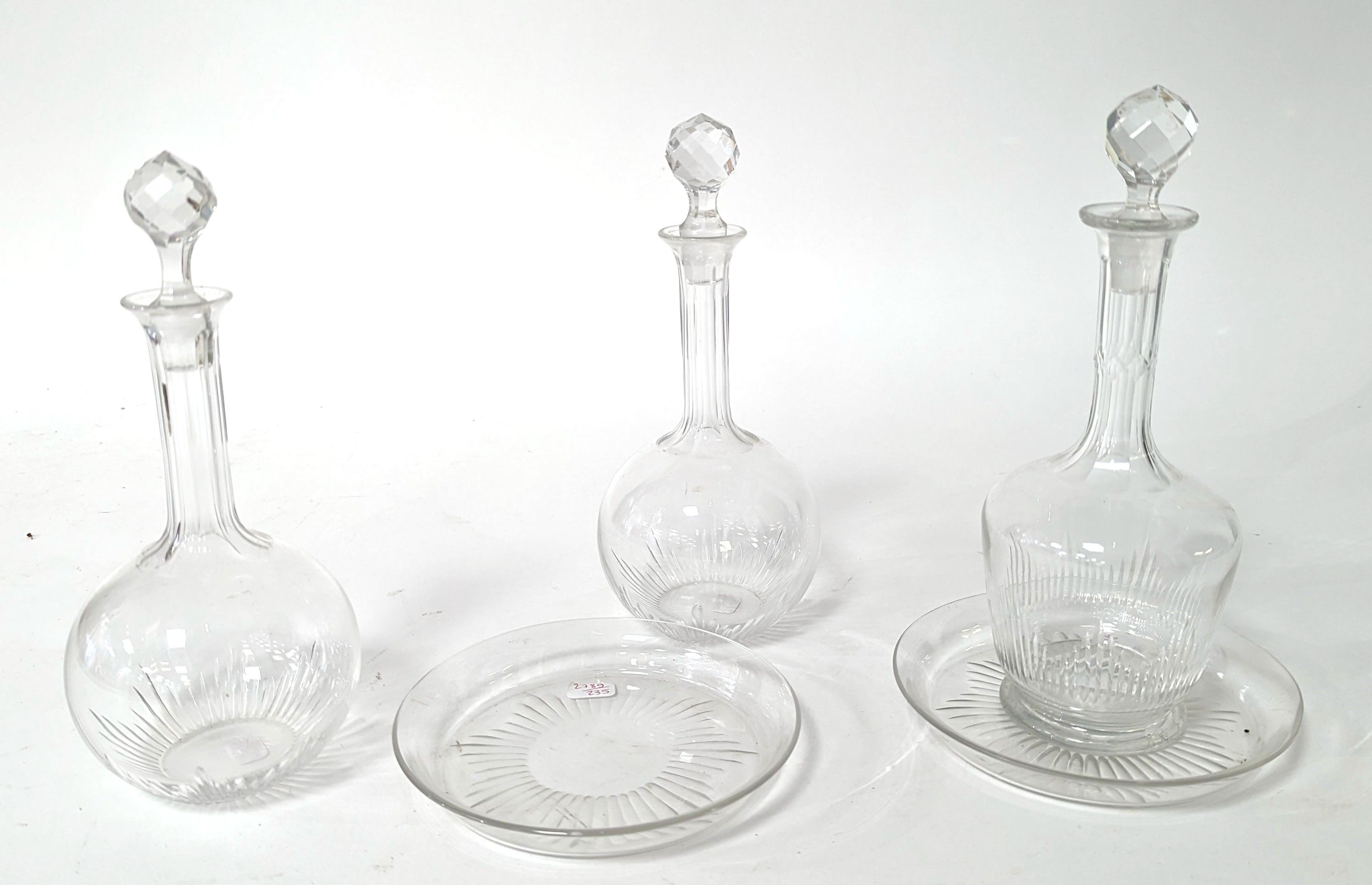 PAIRE DE CARAFONS en cristal taillé sur leur...