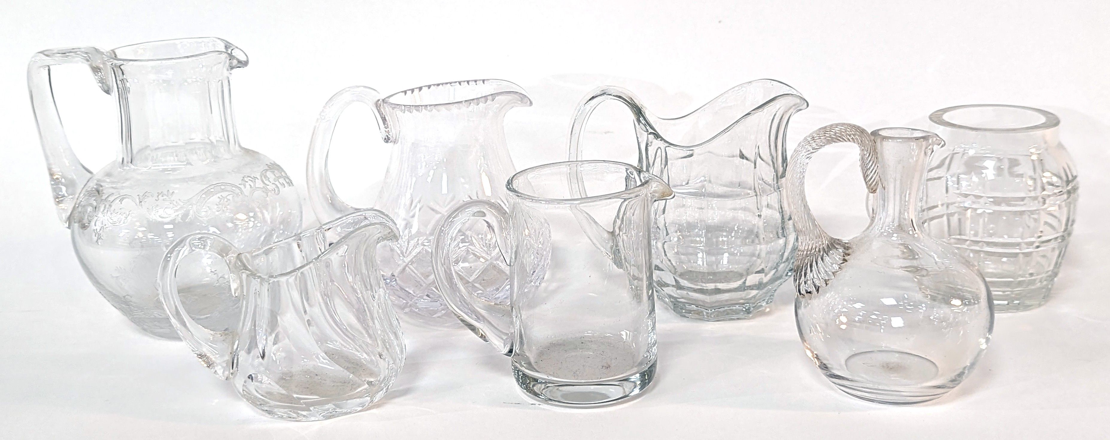 LOT DE SEPT PETITES VERSEUSES en cristal...