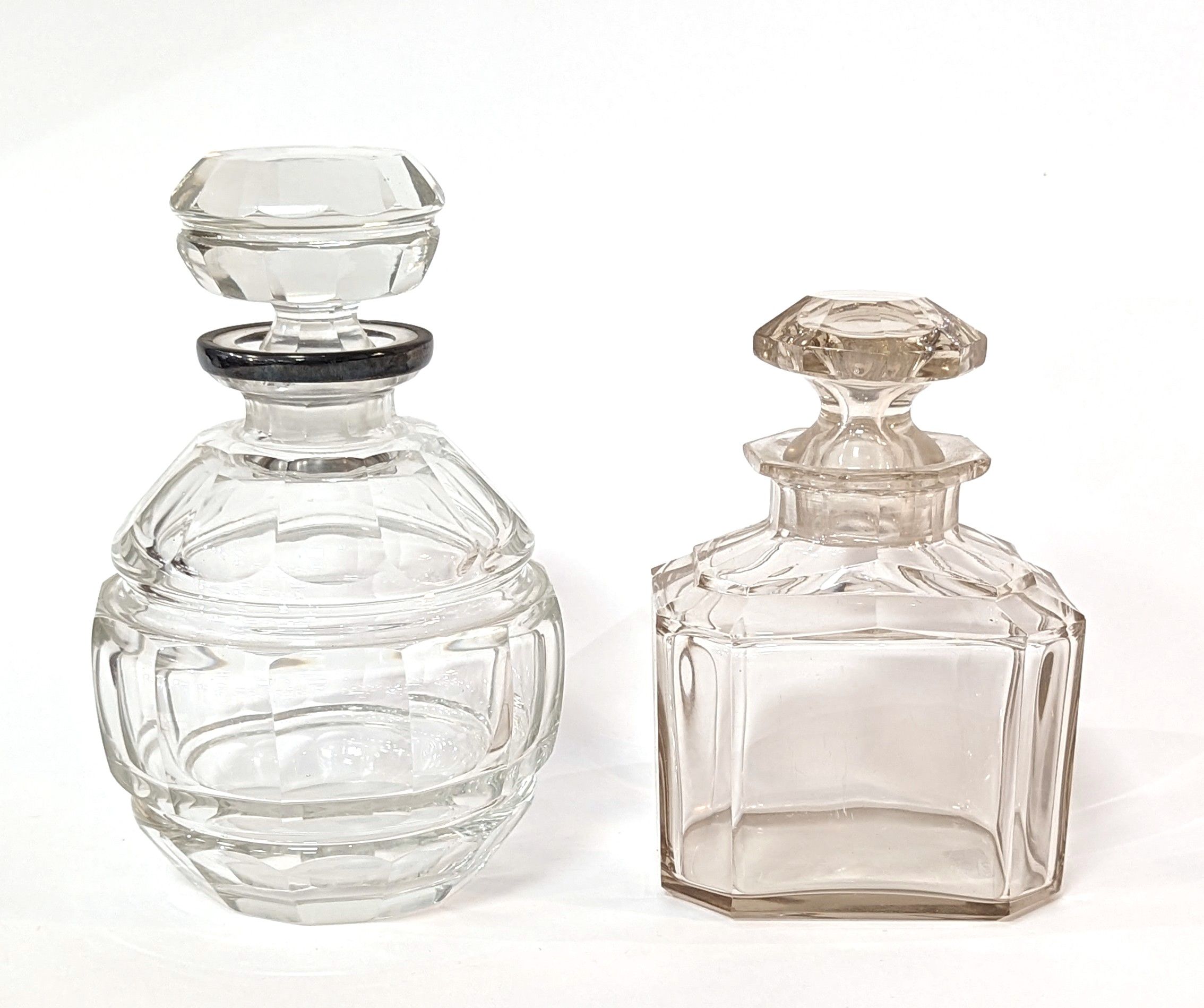 DEUX PETITES CARAFES en cristal taillé.