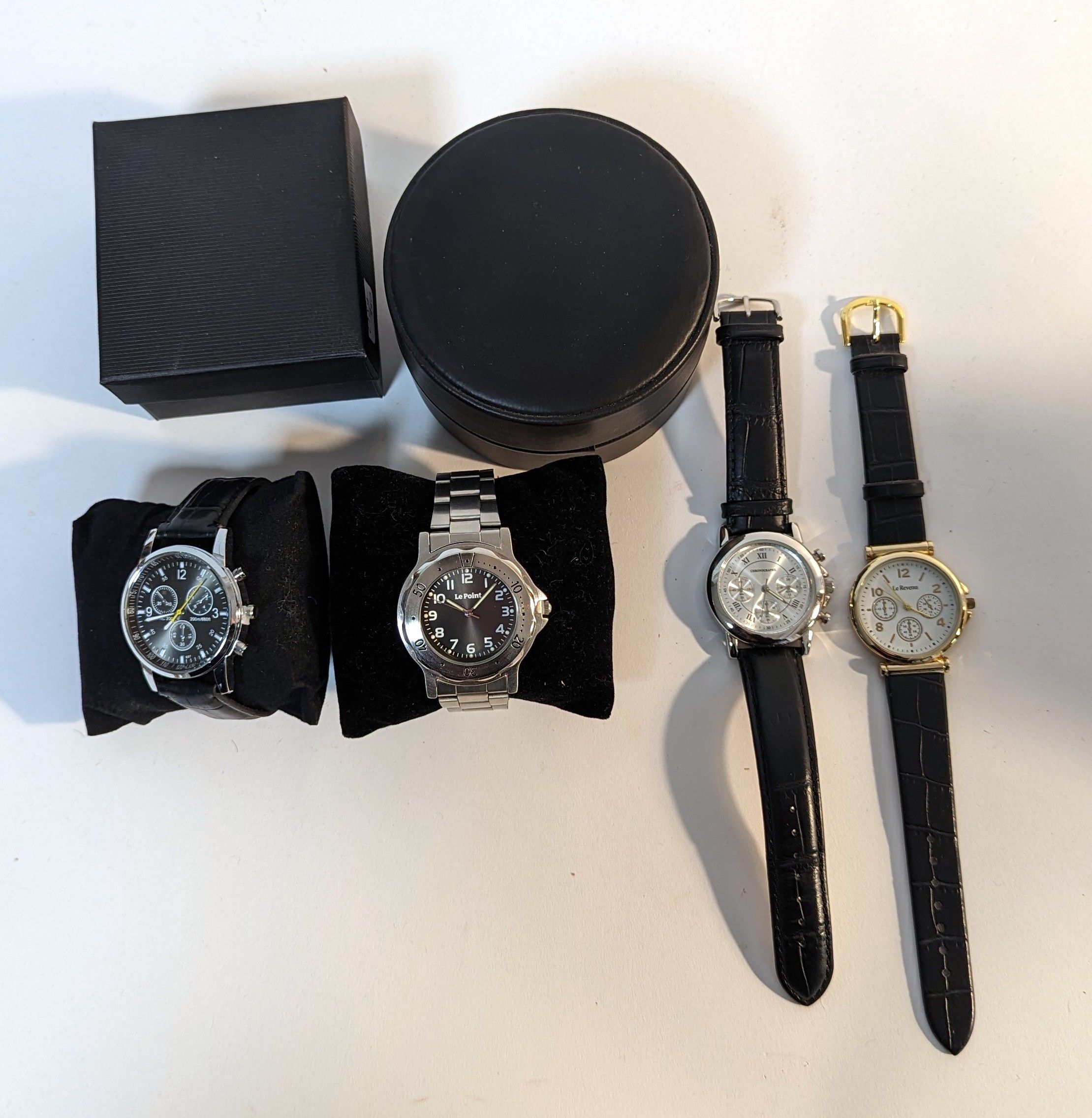QUATRE MONTRES bracelets publicitaires en...