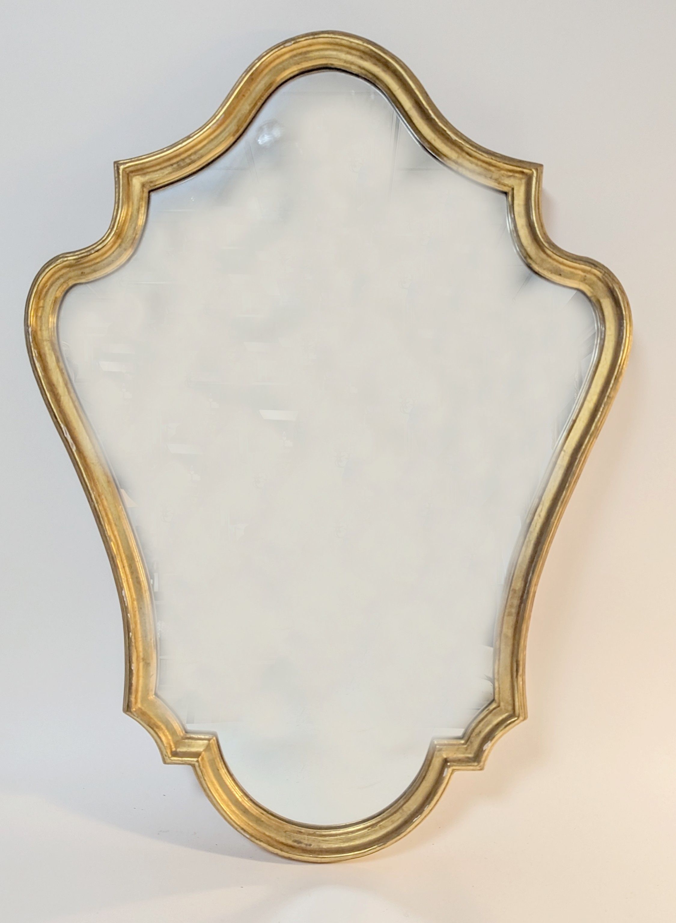 MIROIR écusson chantourné en bois doré m...