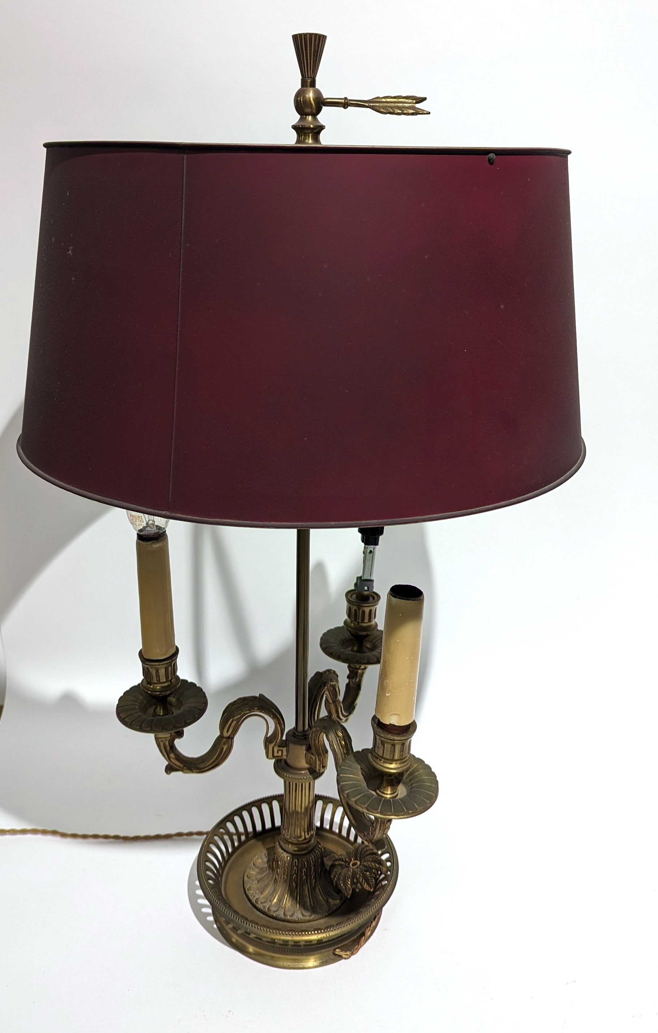 LAMPE BOUILLOTTE en bronze doré à trois bras...