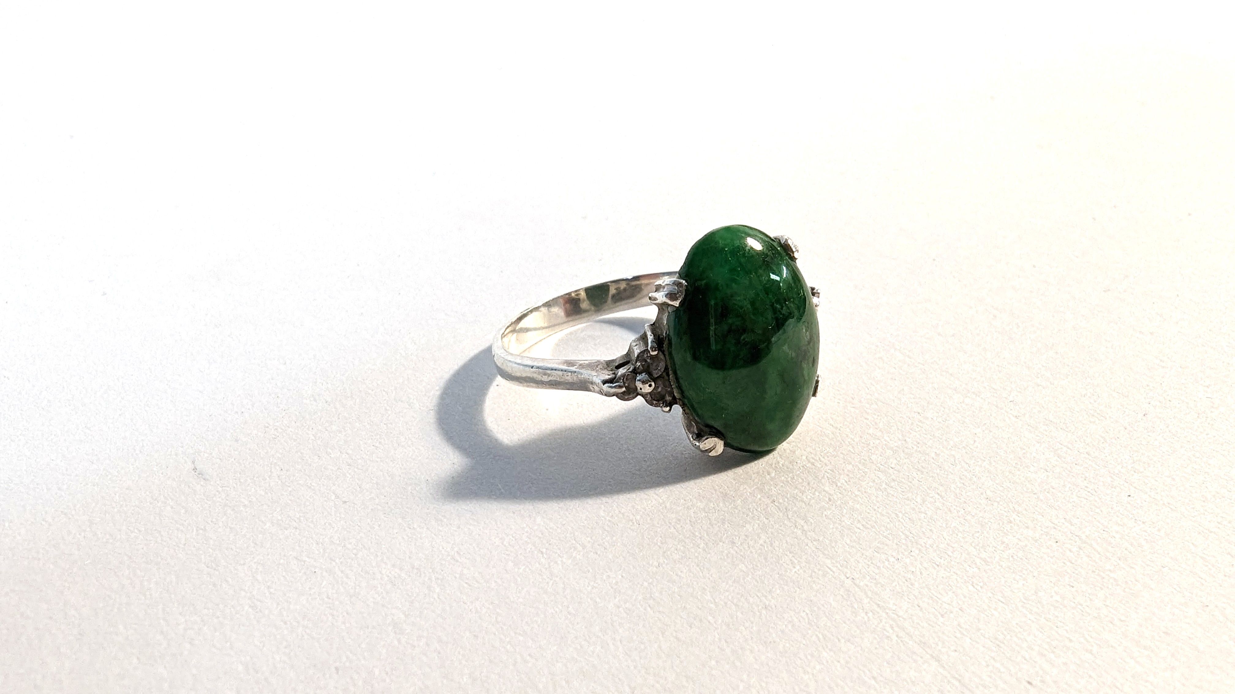BAGUE en métal argenté sertie d'une pierre...