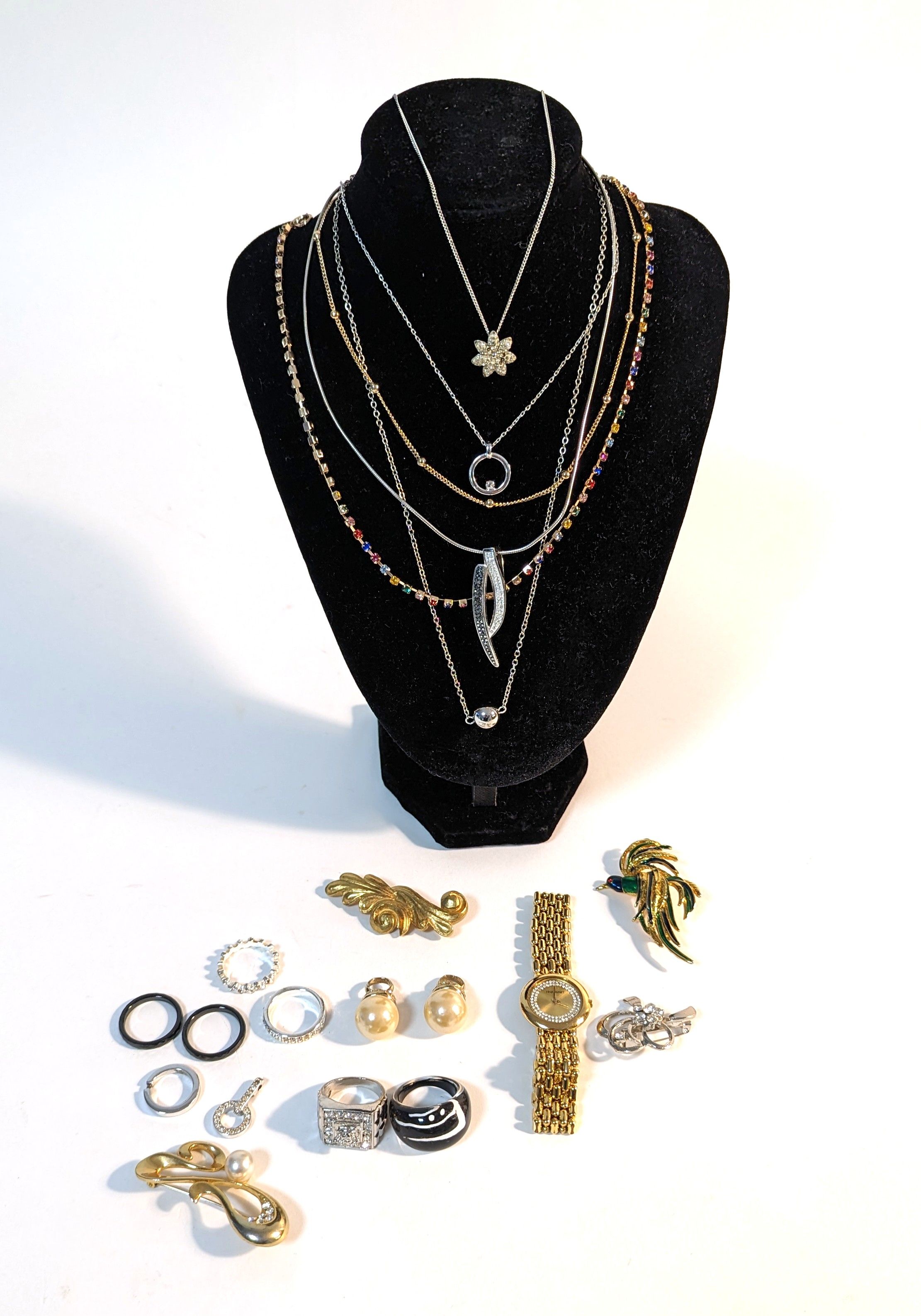 ENSEMBLE DE BIJOUX FANTAISIE comprenant :...