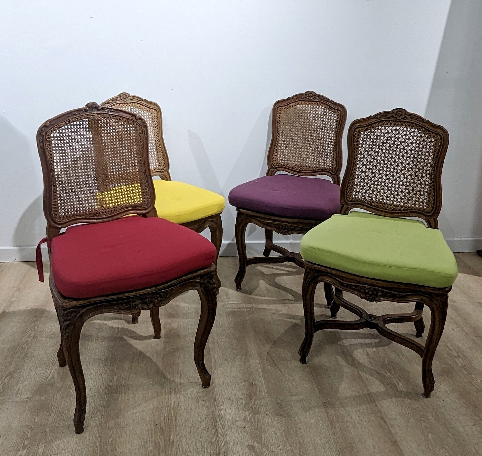SUITE DE TROIS CHAISES cannées à dossier...