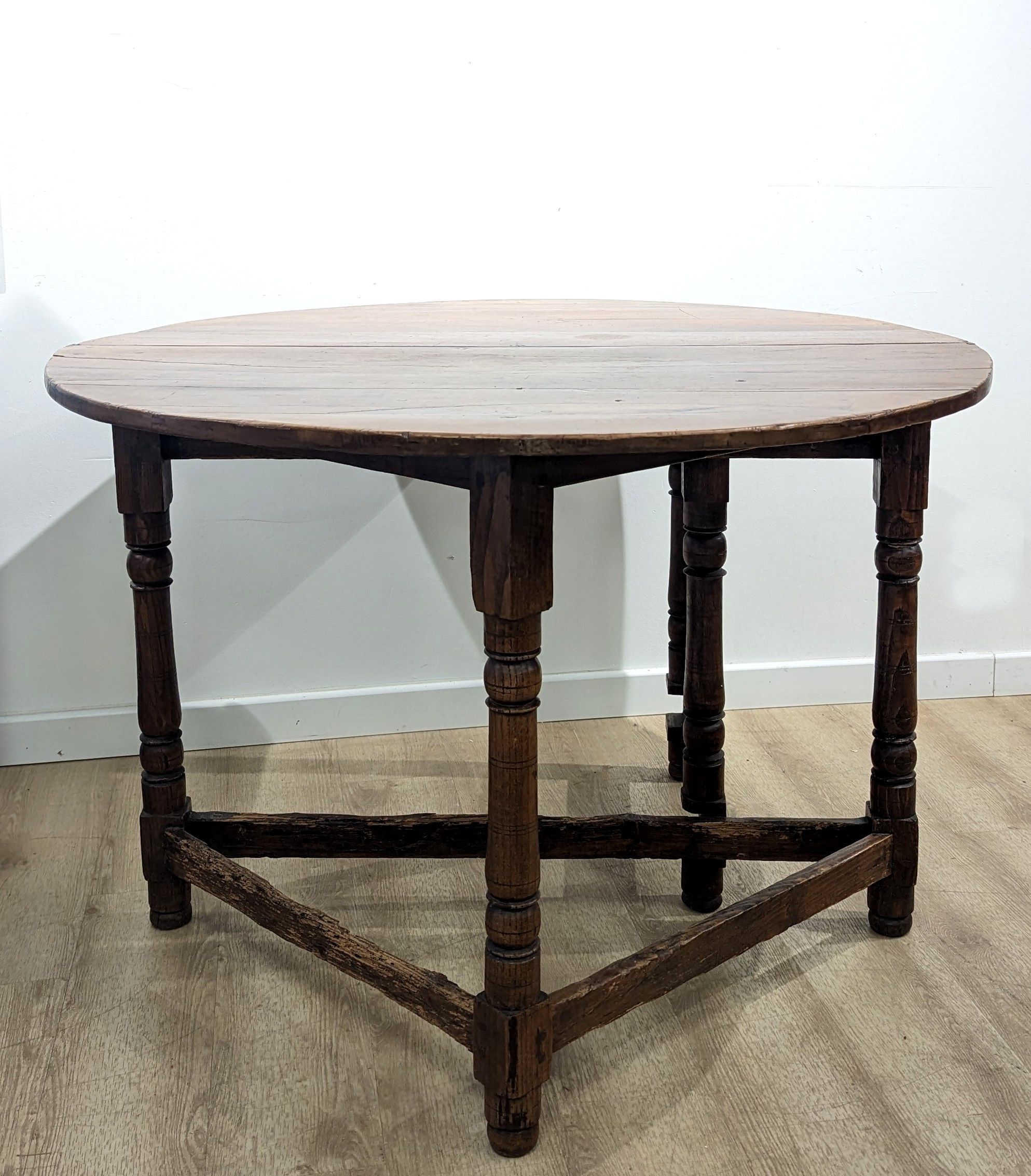 TABLE DEMI-LUNE à plateau circulaire en noyer...