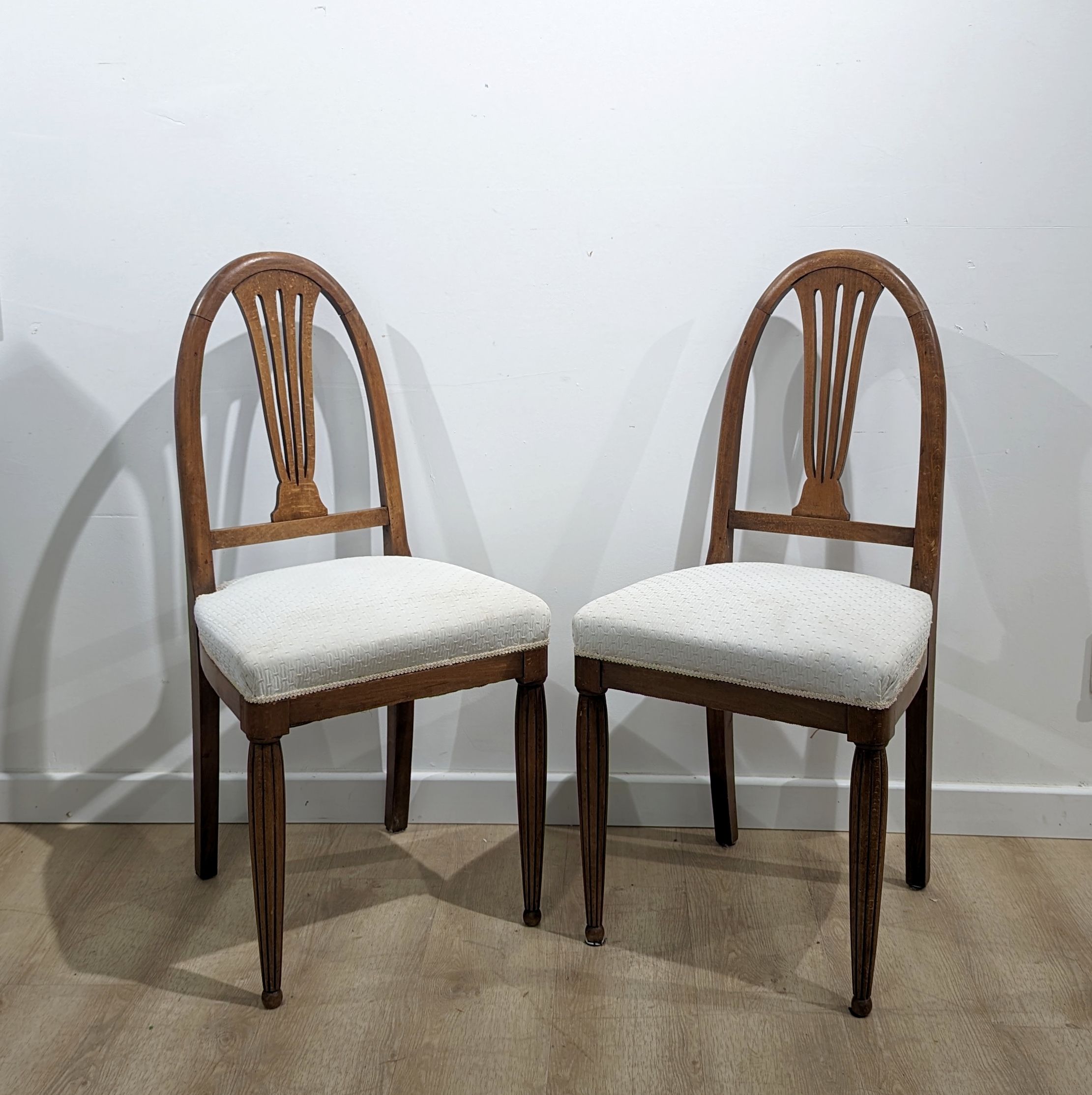 PAIRE DE CHAISES en bois naturel à dossier...