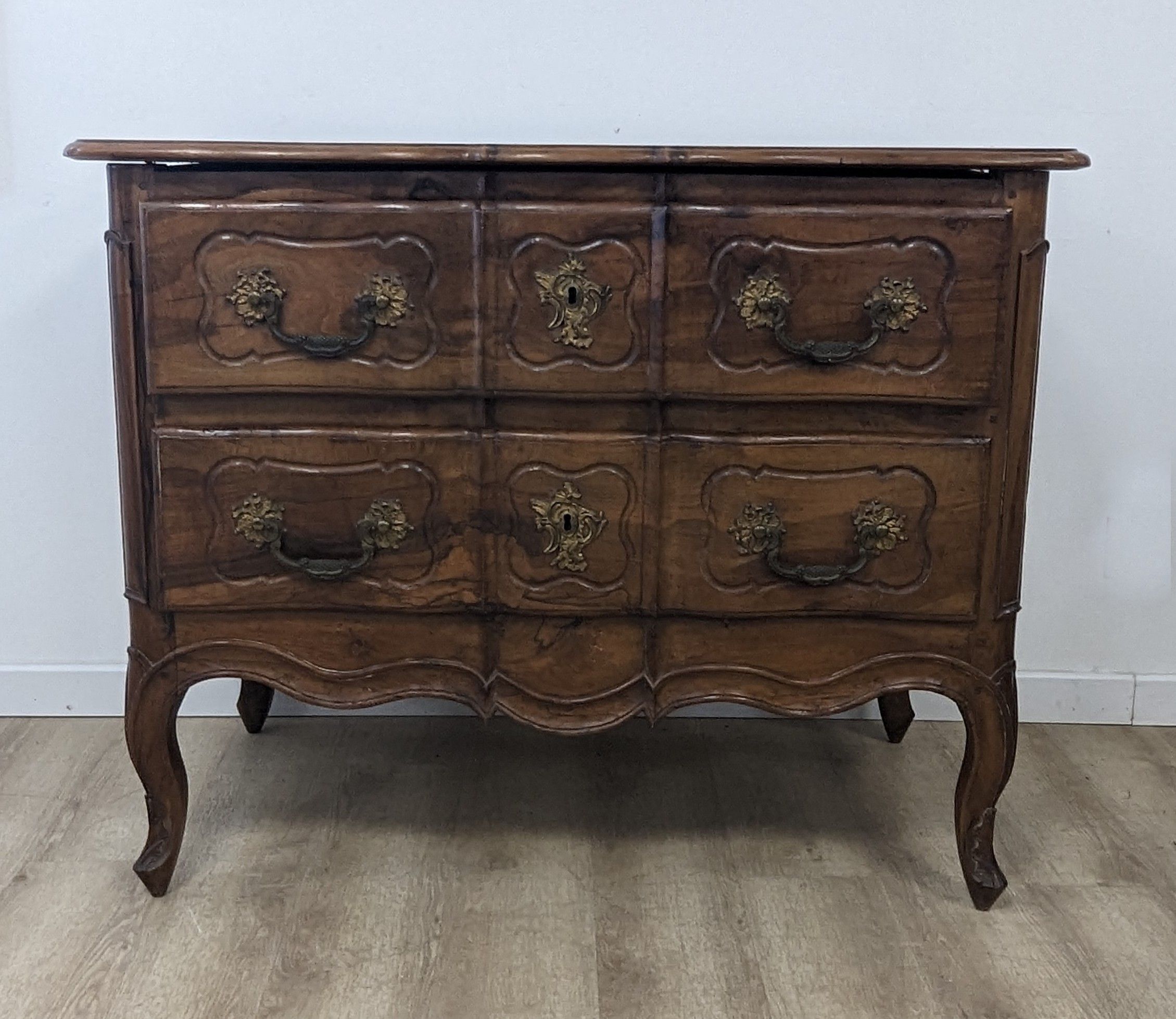 COMMODE ARBALETE en noyer mouluré sculpté...