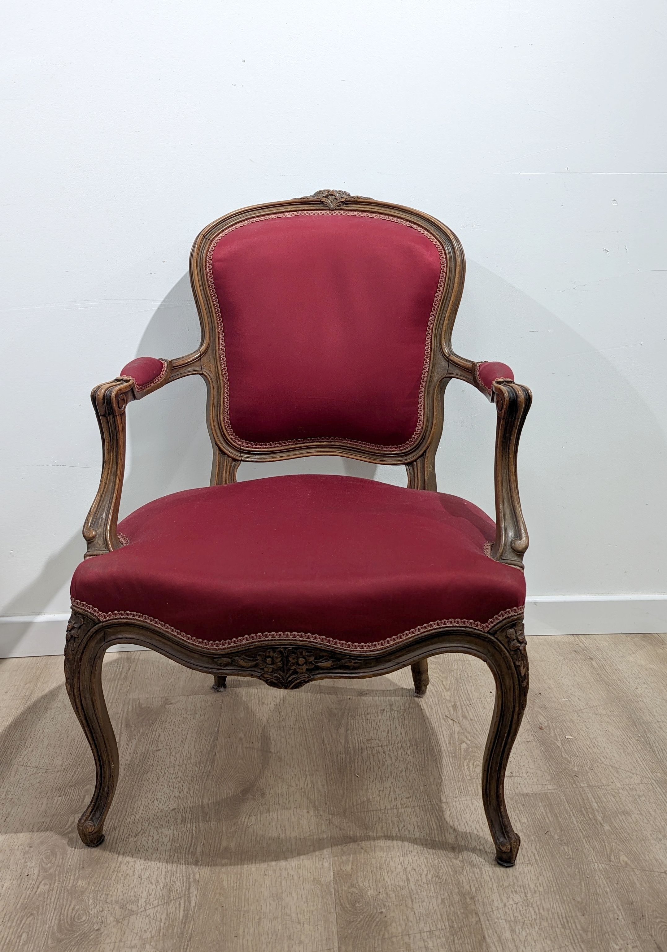 FAUTEUIL CABRIOLET à dossier violonné en...