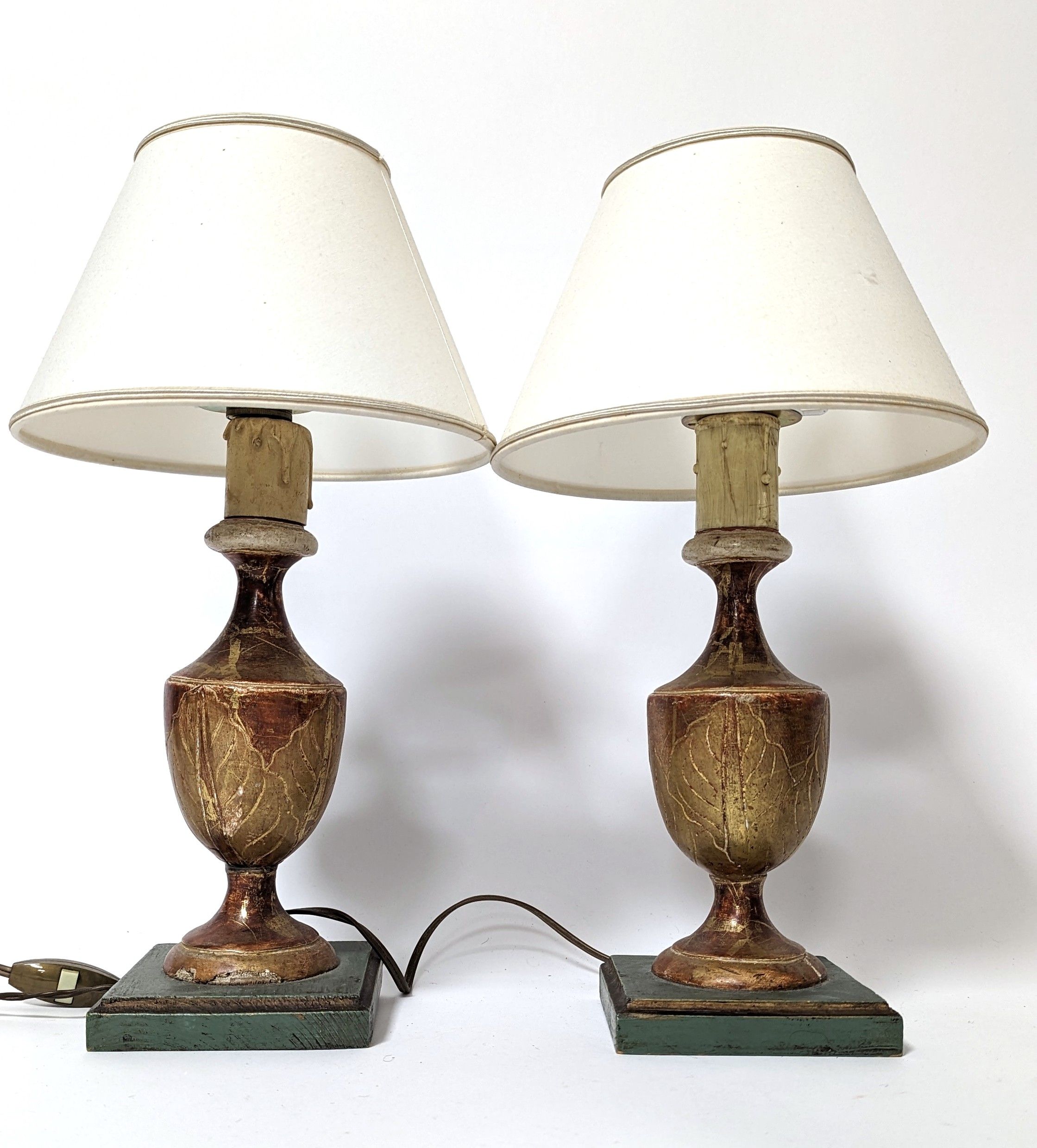 PAIRE DE LAMPES en bois mouluré sculpté,...