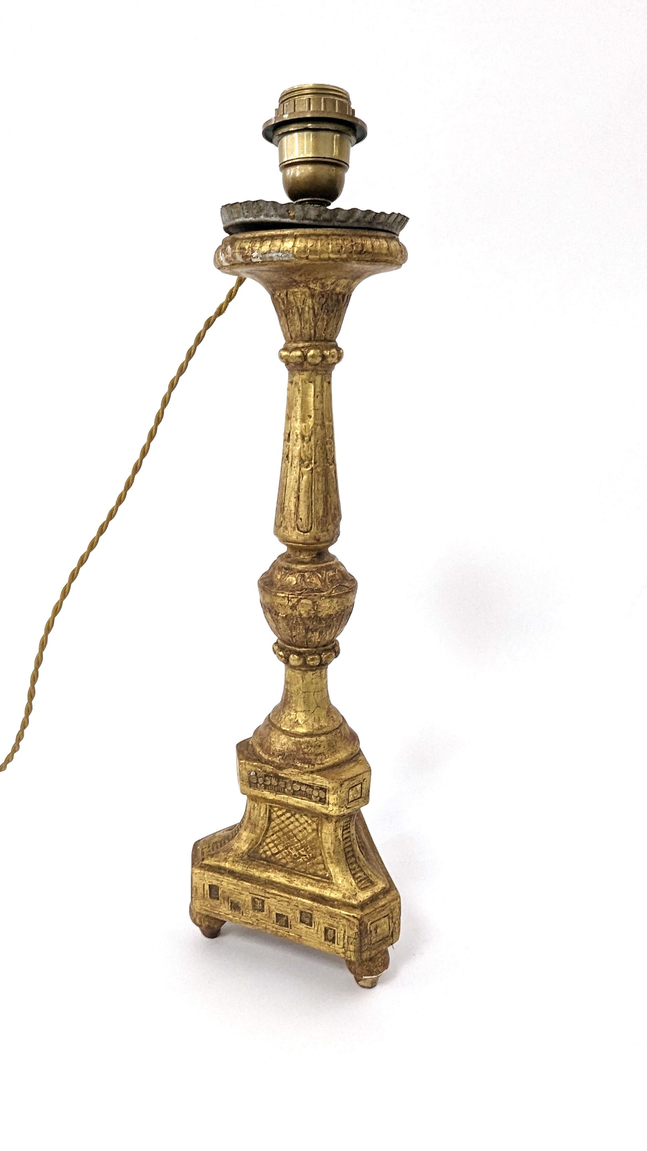 PIQUE-CIÈRGE formant pied de lampe en bois...