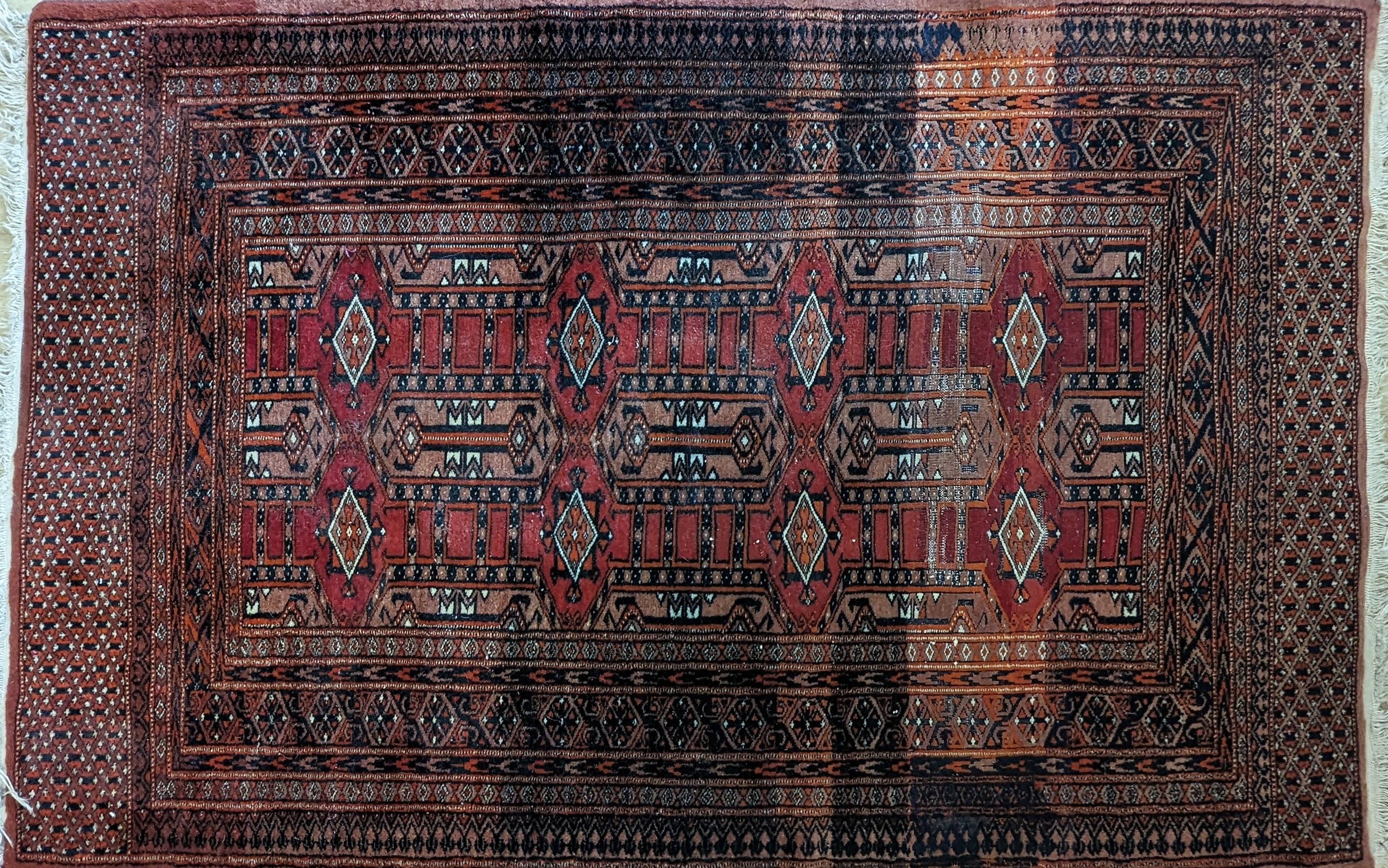 TAPIS en laine polychrome à décor géométrique...