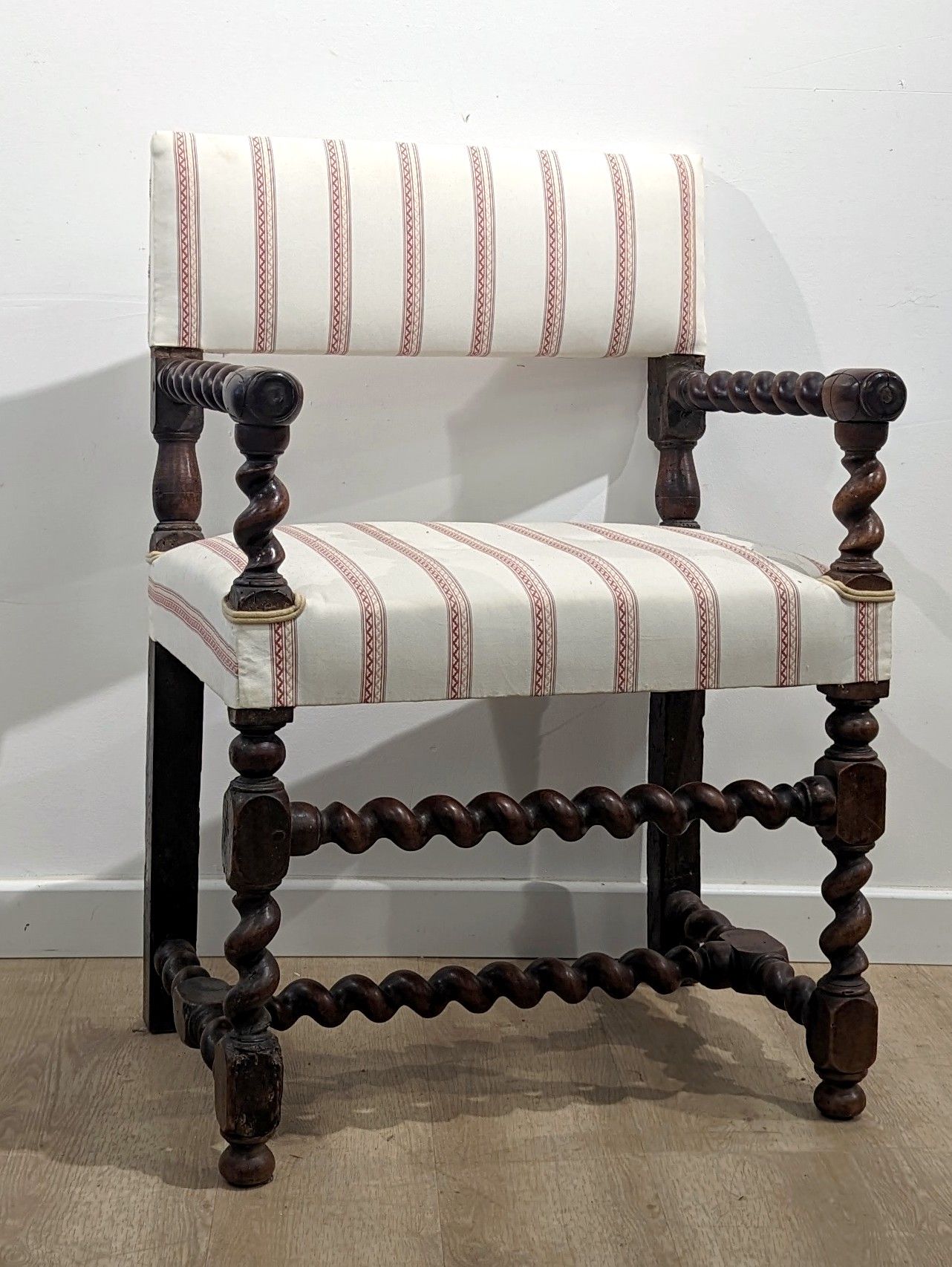 CHAISE A BRAS à dossier droit en noyer tourné....