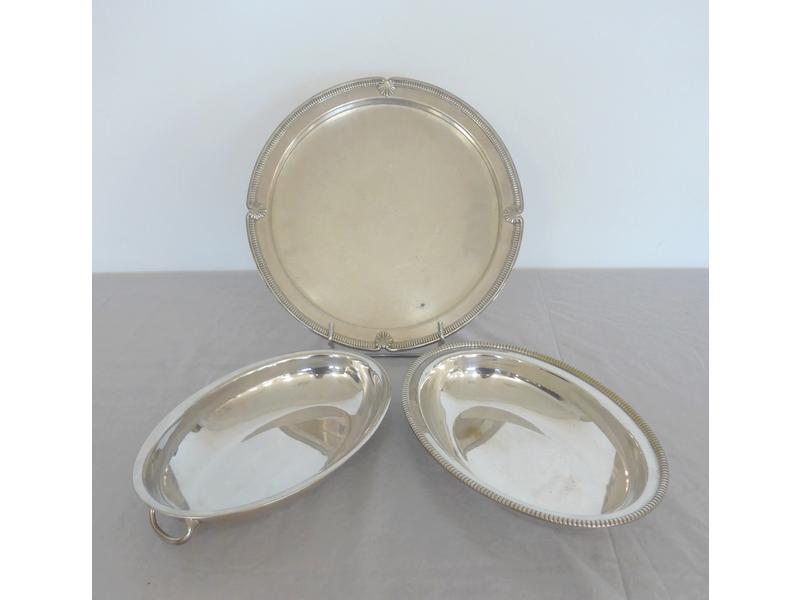 UN PLAT rond en argent à filet de raies-de-coeurs...