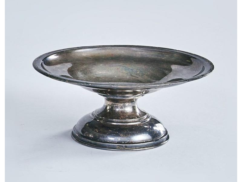 COUPE RONDE sur piédouche en métal argenté...