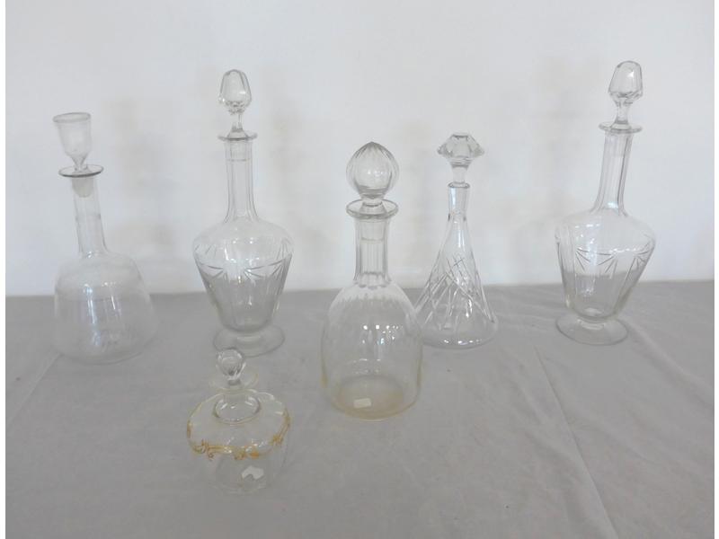 CINQ CARAFES et bouchons en verre et cristal....