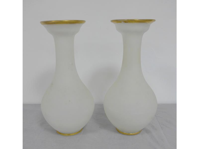 PAIRE DE VASES de forme balustre en verre...