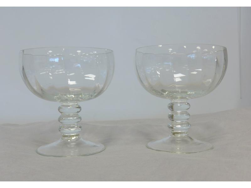 PAIRE DE COUPES godronnées en cristal, pied...