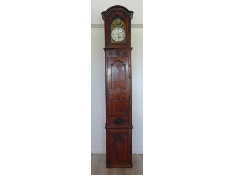 HORLOGE DE PARQUET en noyer mouluré et sculpté...