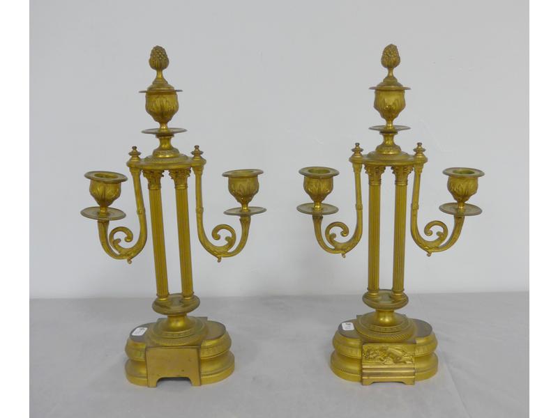 PAIRE DE CANDELABRES en bronze doré à trois...