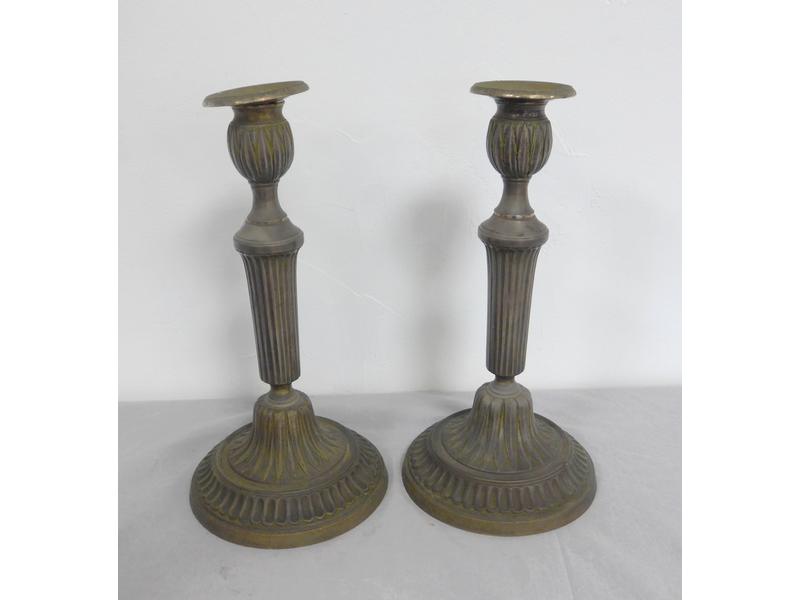PAIRE DE BOUGEOIRS en bronze doré, le fût...