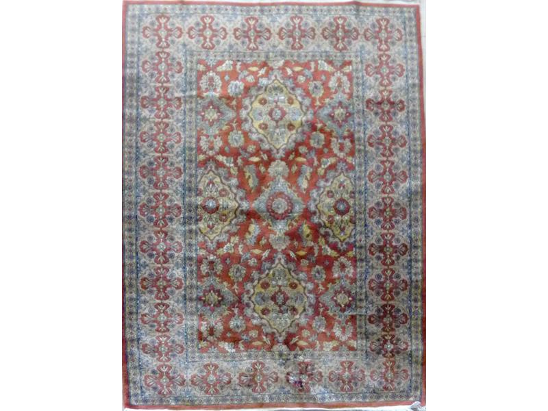TAPIS en laine jaune et bleu à fond rouille...