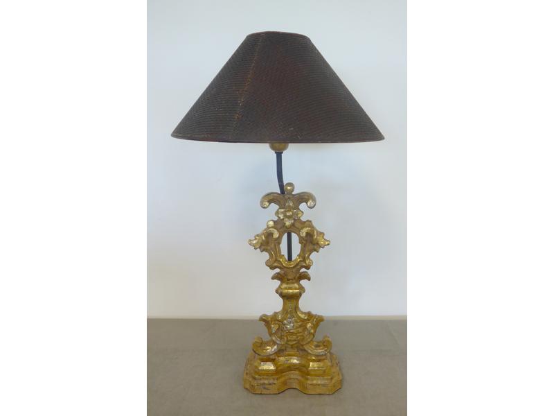 LAMPE de chevée à pied à décor en métal doré...