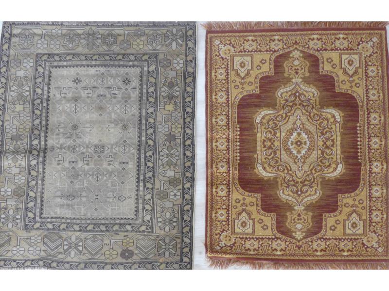 DEUX TAPIS en laine, l'un à décor de felurs...