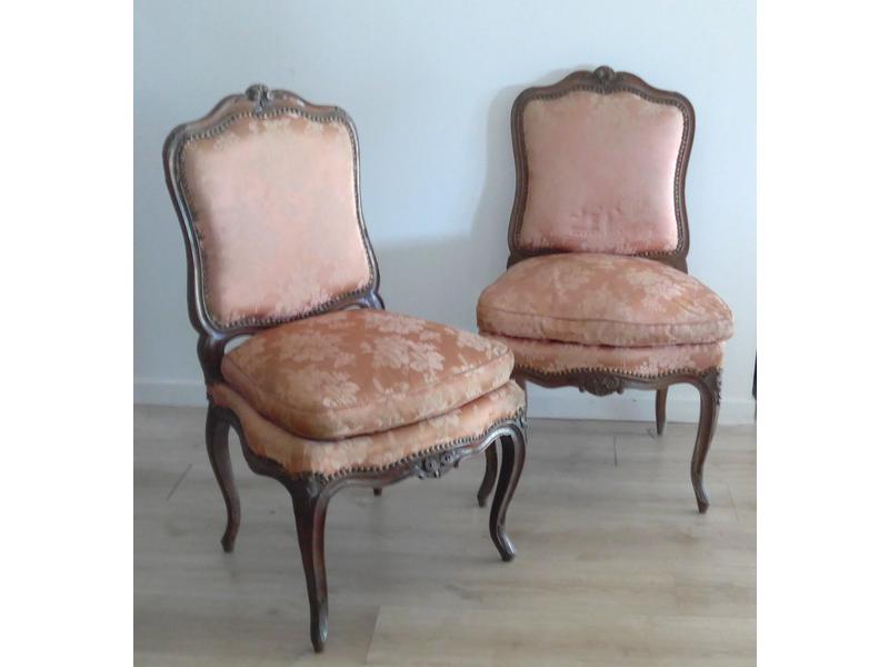 PAIRE DE CHAISES à dossier droit violonné...